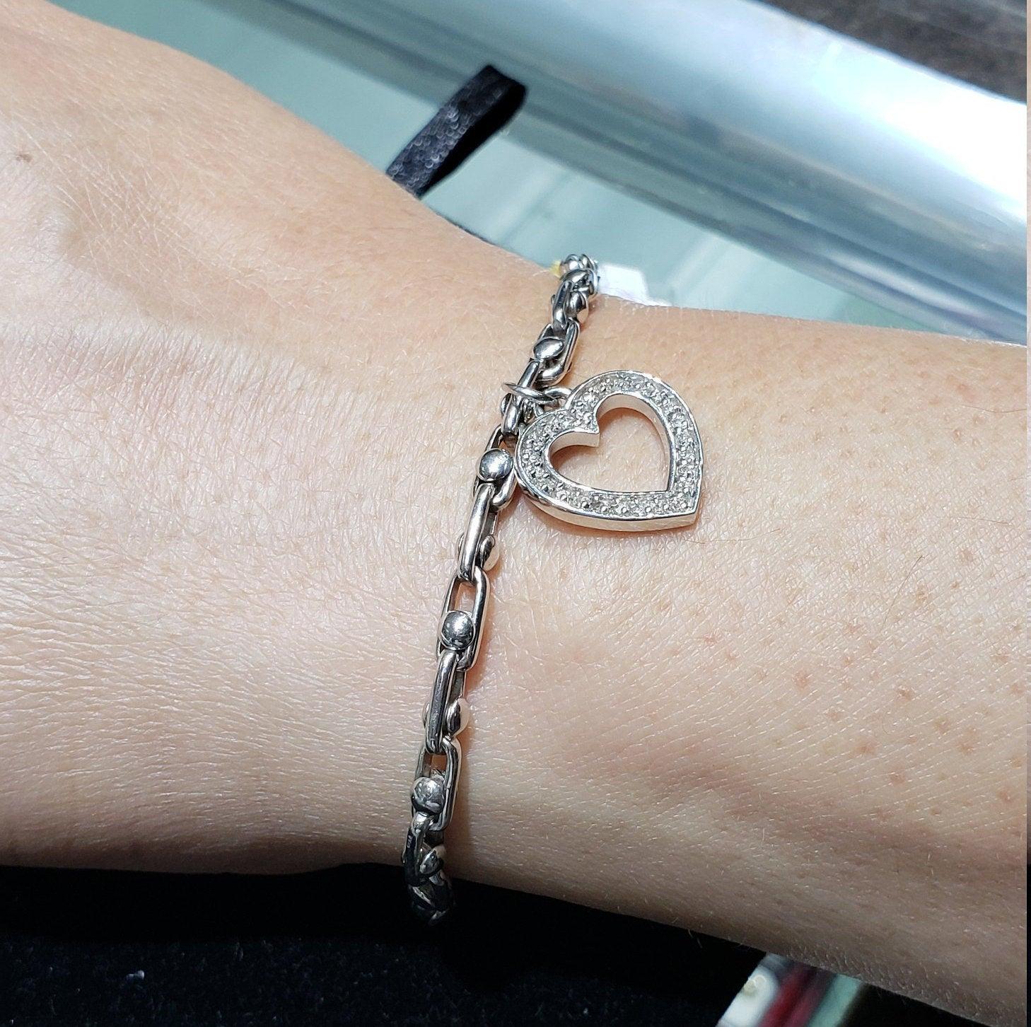 ♥ Descripción de la pulsera de tenis ♥

Piedra principal: Diamante 
Aprox. Quilate total del diamante: .50cttw
Color del diamante: I
Claridad del diamante: SI1
Tipo de Metal: oro Blanco 14K 
Corte de la Piedra: Redonda
Metal Peso: 16 gramos
Longitud