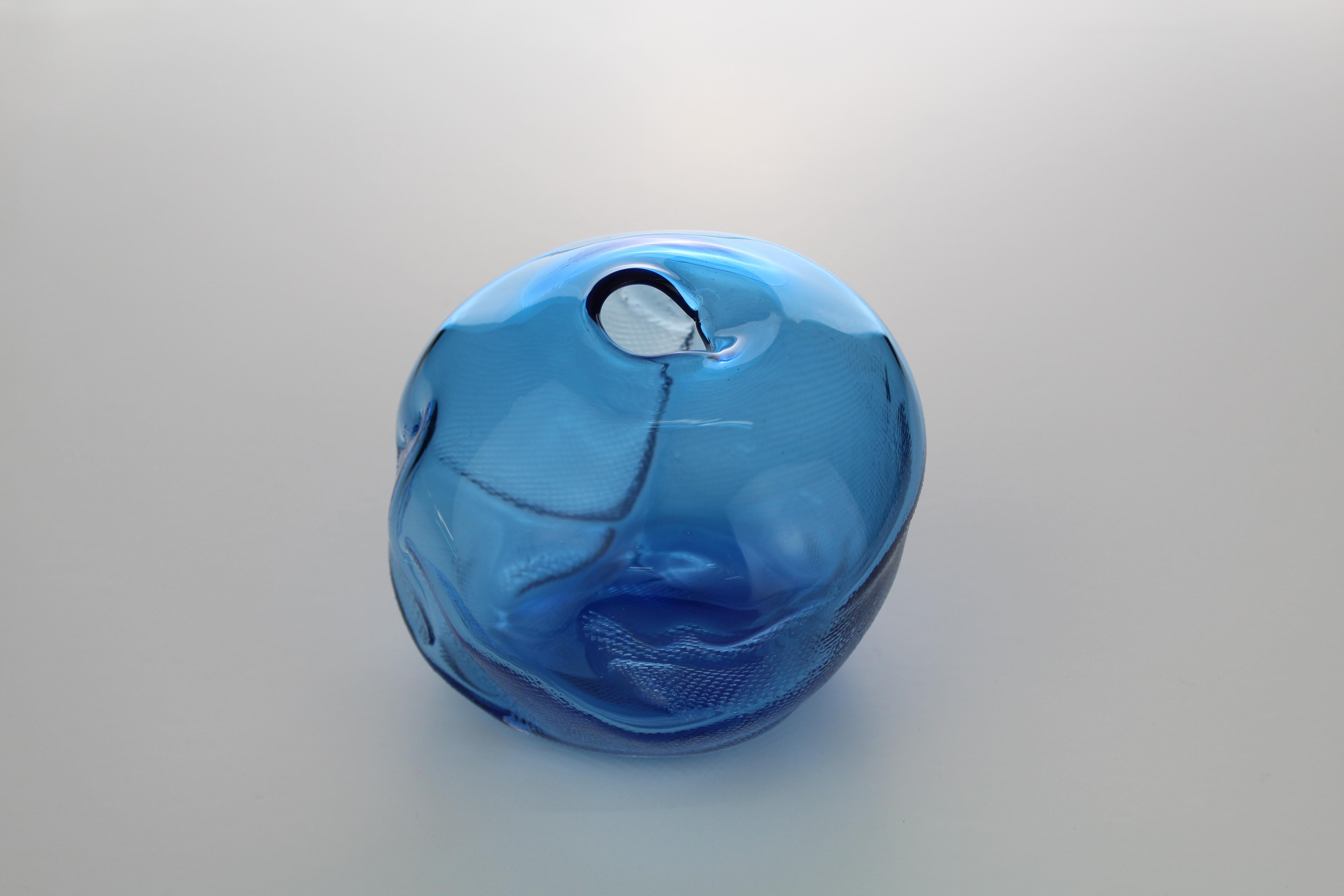 1/2 Ltr forms

The 1/2 Ltr forms are created using leftover materials from the 105 Ltr production. Each edition is limited to the quantity that can be made from the leftovers. In the production of glass, colour cones are used to realise
individual