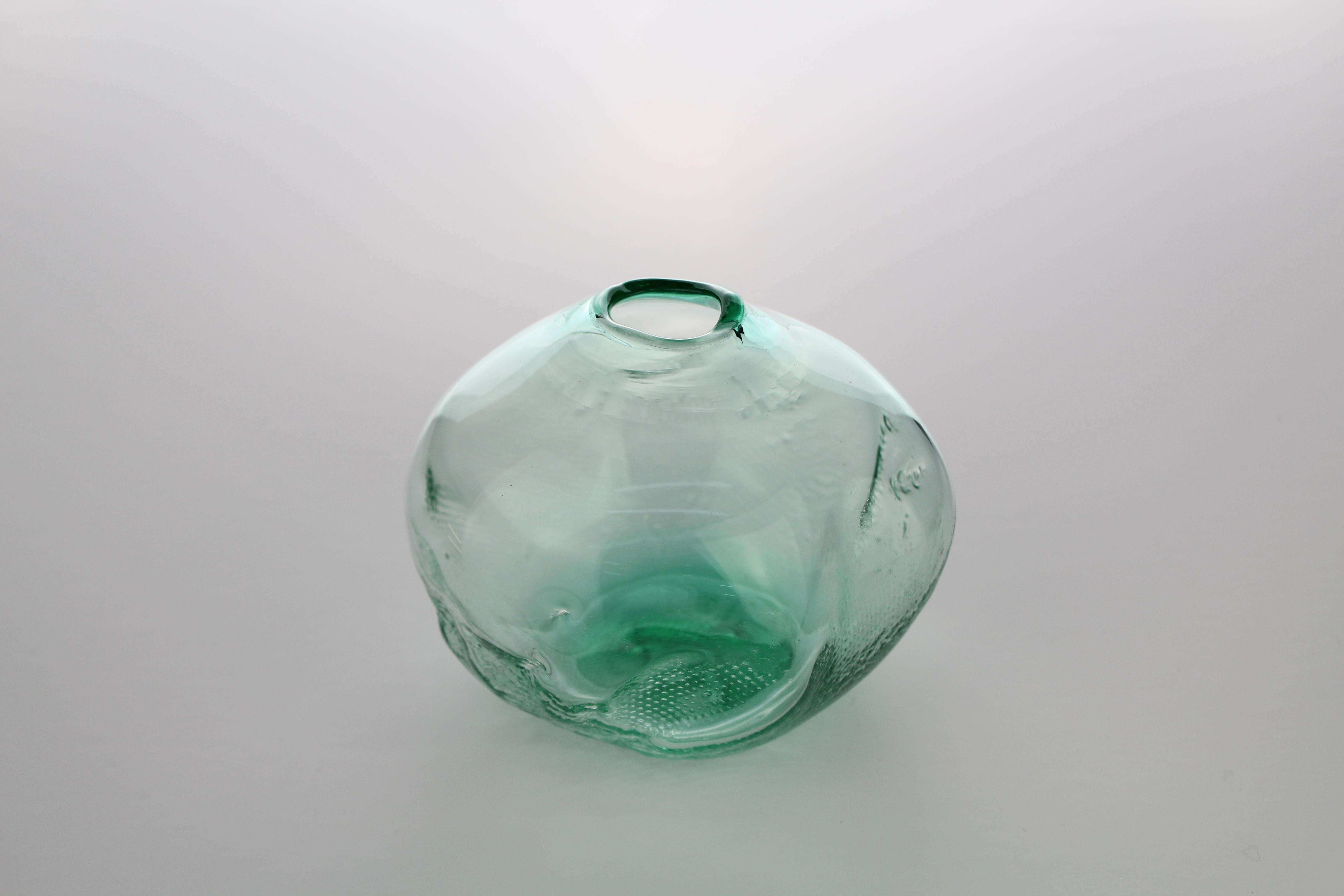 1/2 Ltr form A

Les formes 1/2 Ltr sont créées à partir de matériaux restants de la production 105 Ltr. Chaque édition est limitée à la quantité pouvant être réalisée à partir des restes. Dans la production du verre, les cônes de couleur sont