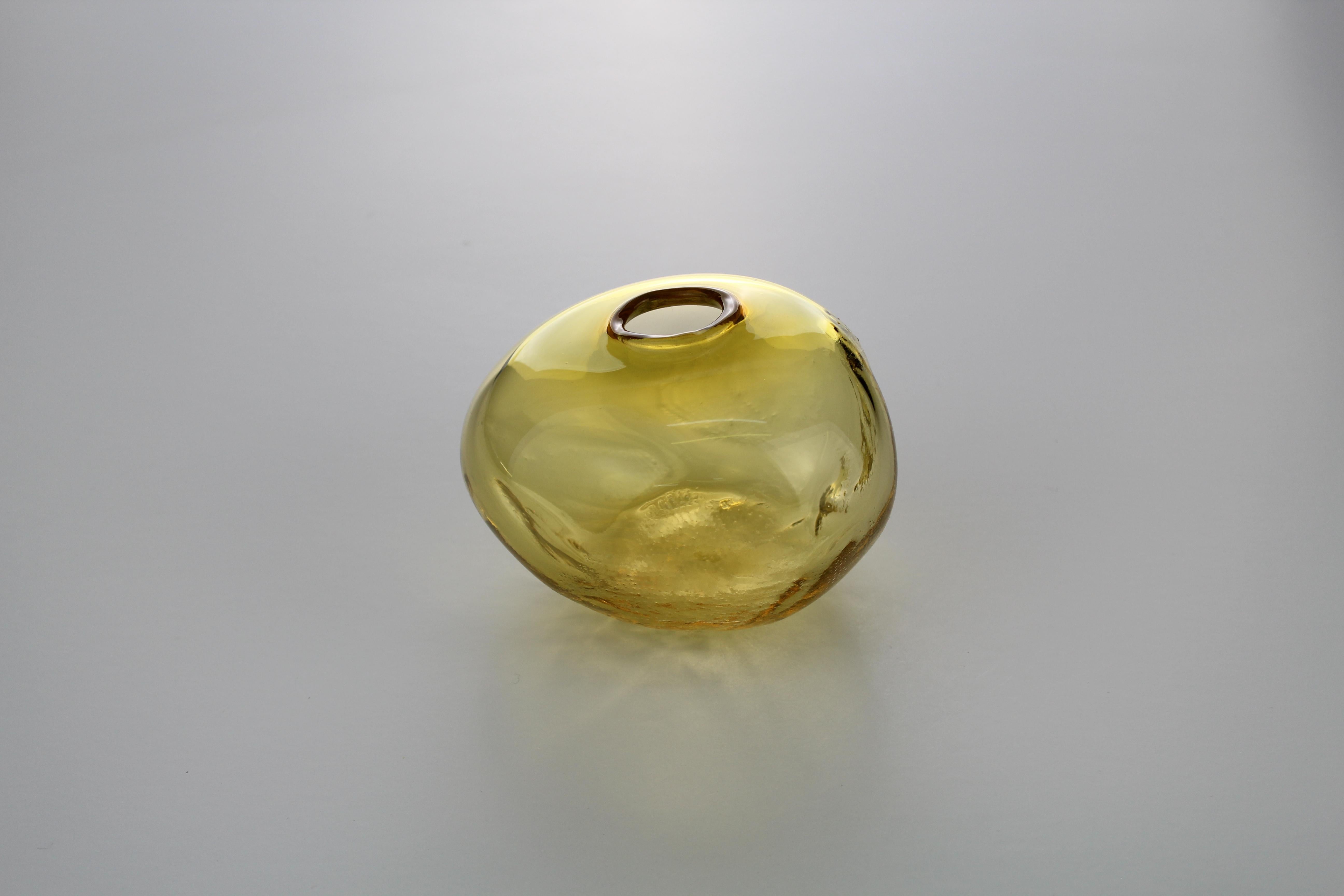 1/2 Ltr forms

The 1/2 Ltr forms are created using leftover materials from the 105 Ltr production. Each edition is limited to the quantity that can be made from the leftovers. In the production of glass, colour cones are used to realise
individual
