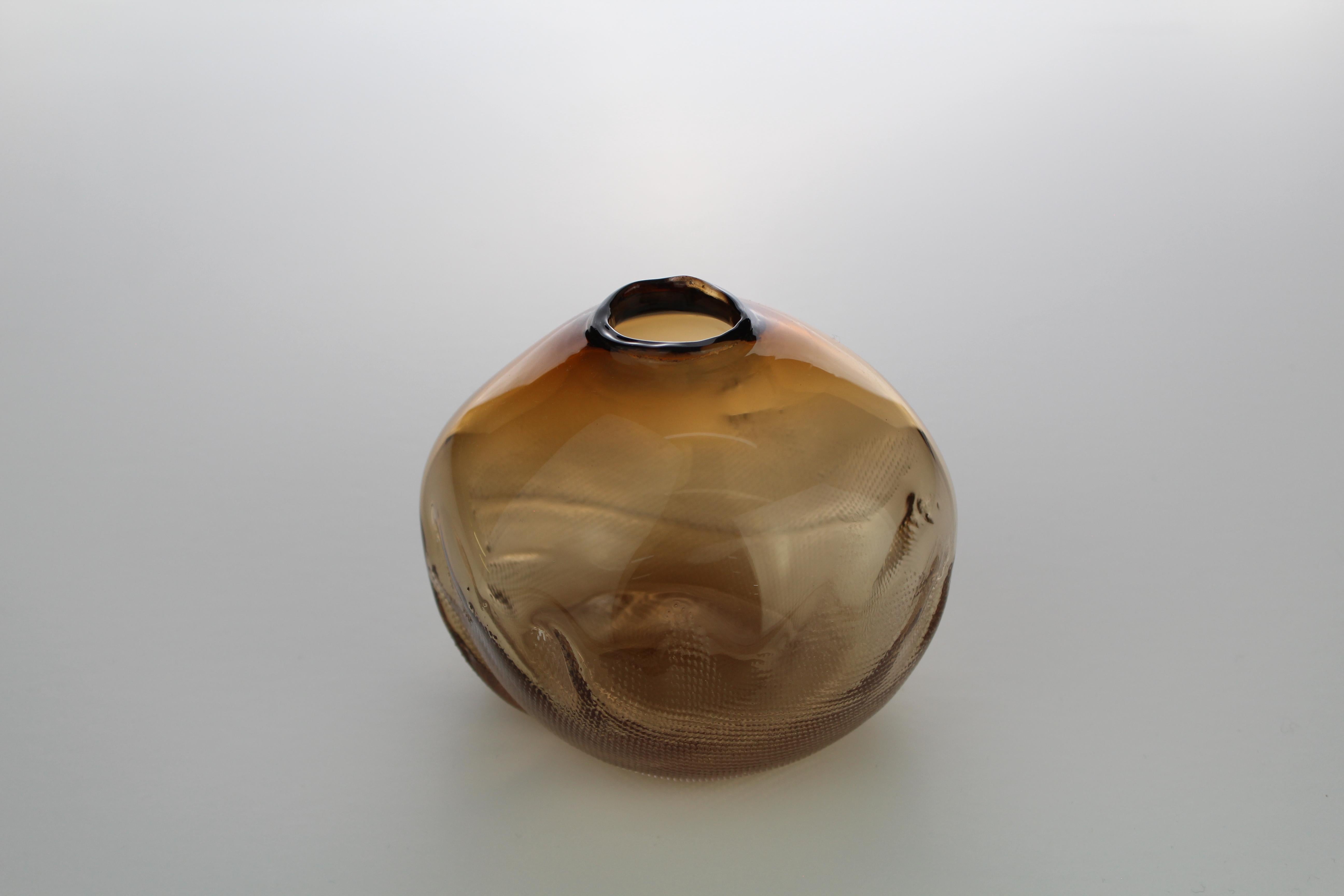 Formas de 1/2 litro, oro viejo, objeto de cristal hecho a mano por Vogel Studio Sueco en venta