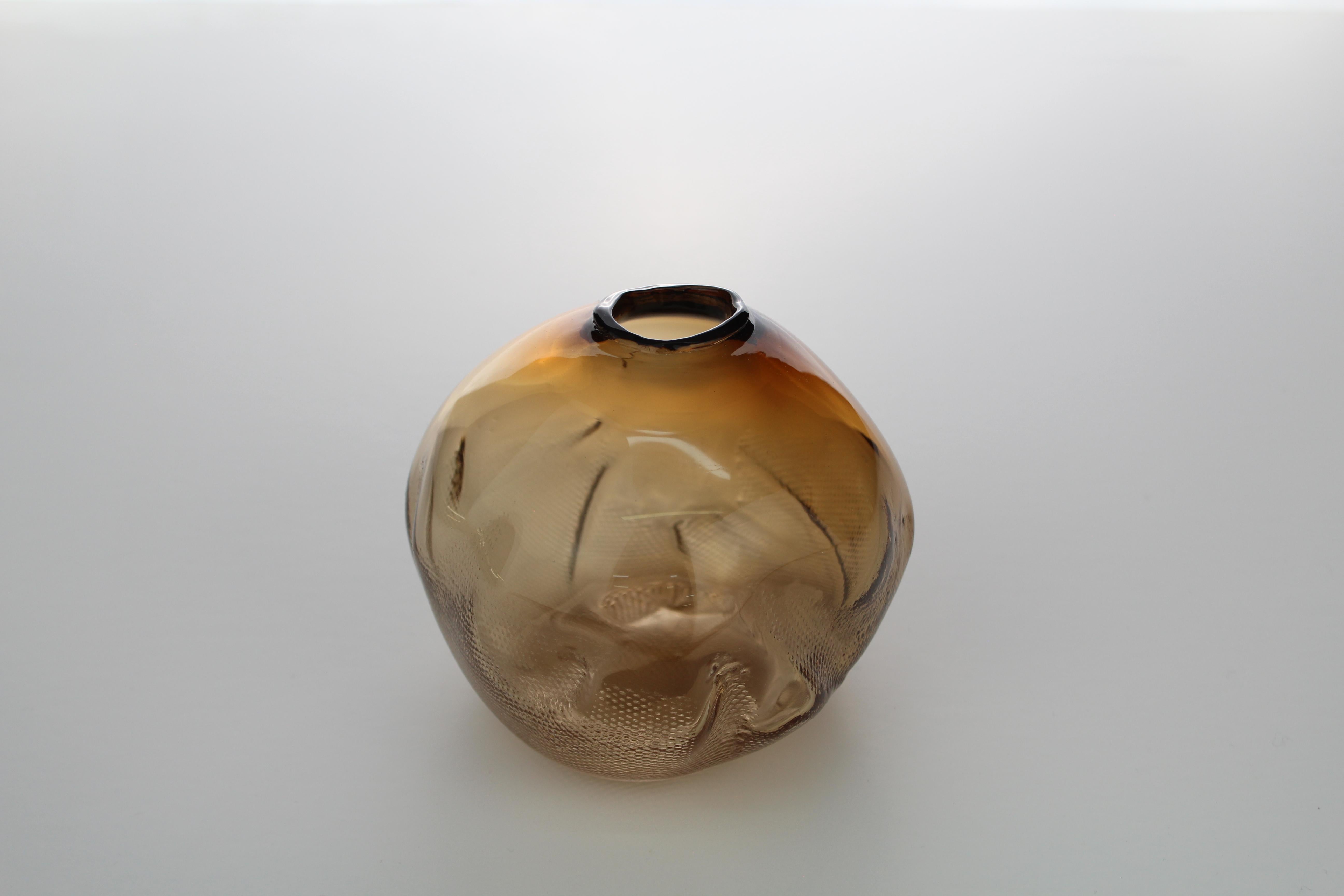 Formas de 1/2 litro, oro viejo, objeto de cristal hecho a mano por Vogel Studio Hecho a mano en venta