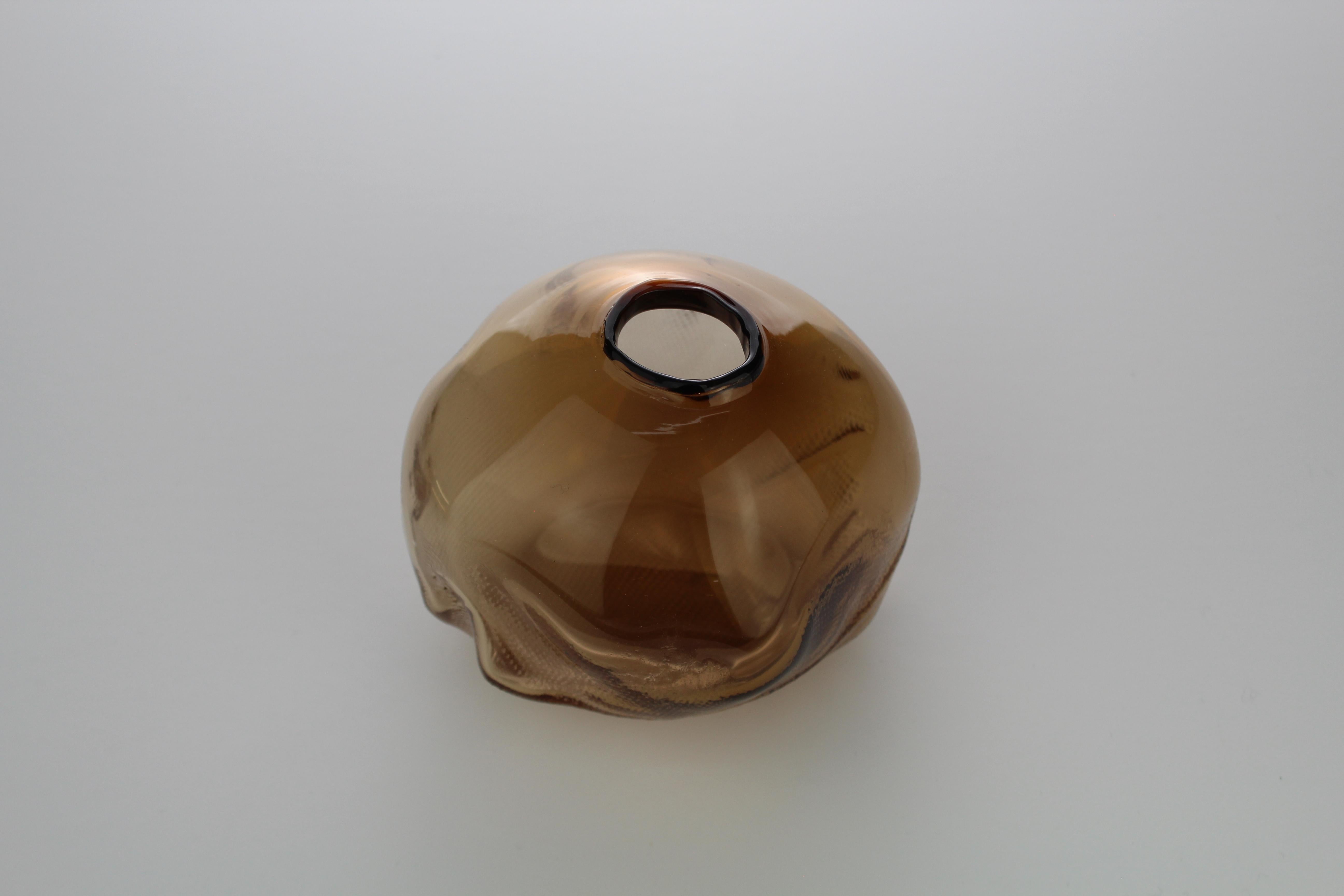 Formas de 1/2 litro, oro viejo, objeto de cristal hecho a mano por Vogel Studio Siglo XXI y contemporáneo en venta