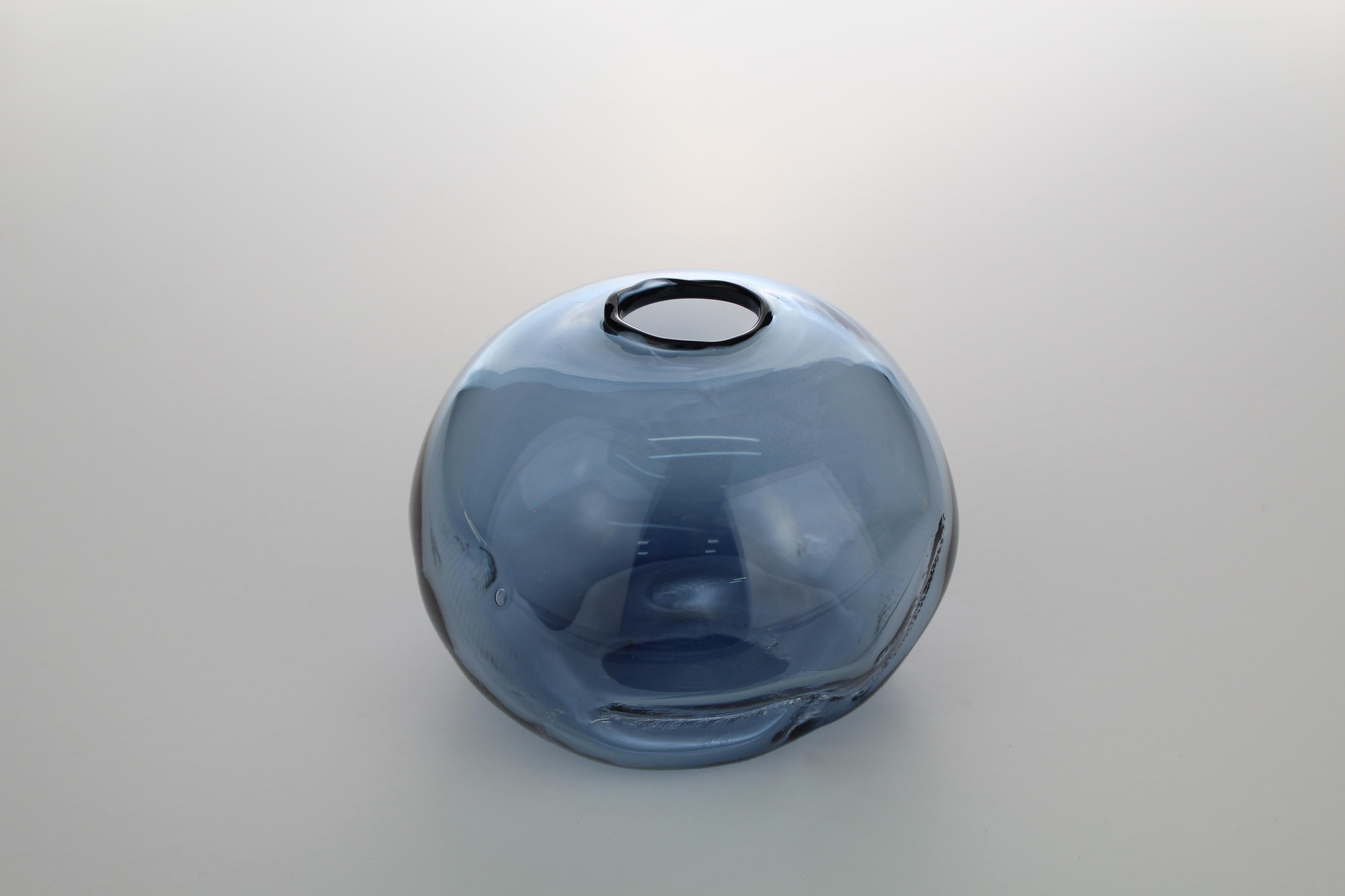 1/2 Ltr form A

Les formes 1/2 Ltr sont créées à partir de matériaux restants de la production 105 Ltr. Chaque édition est limitée à la quantité pouvant être réalisée à partir des restes. Dans la production du verre, les cônes de couleur sont