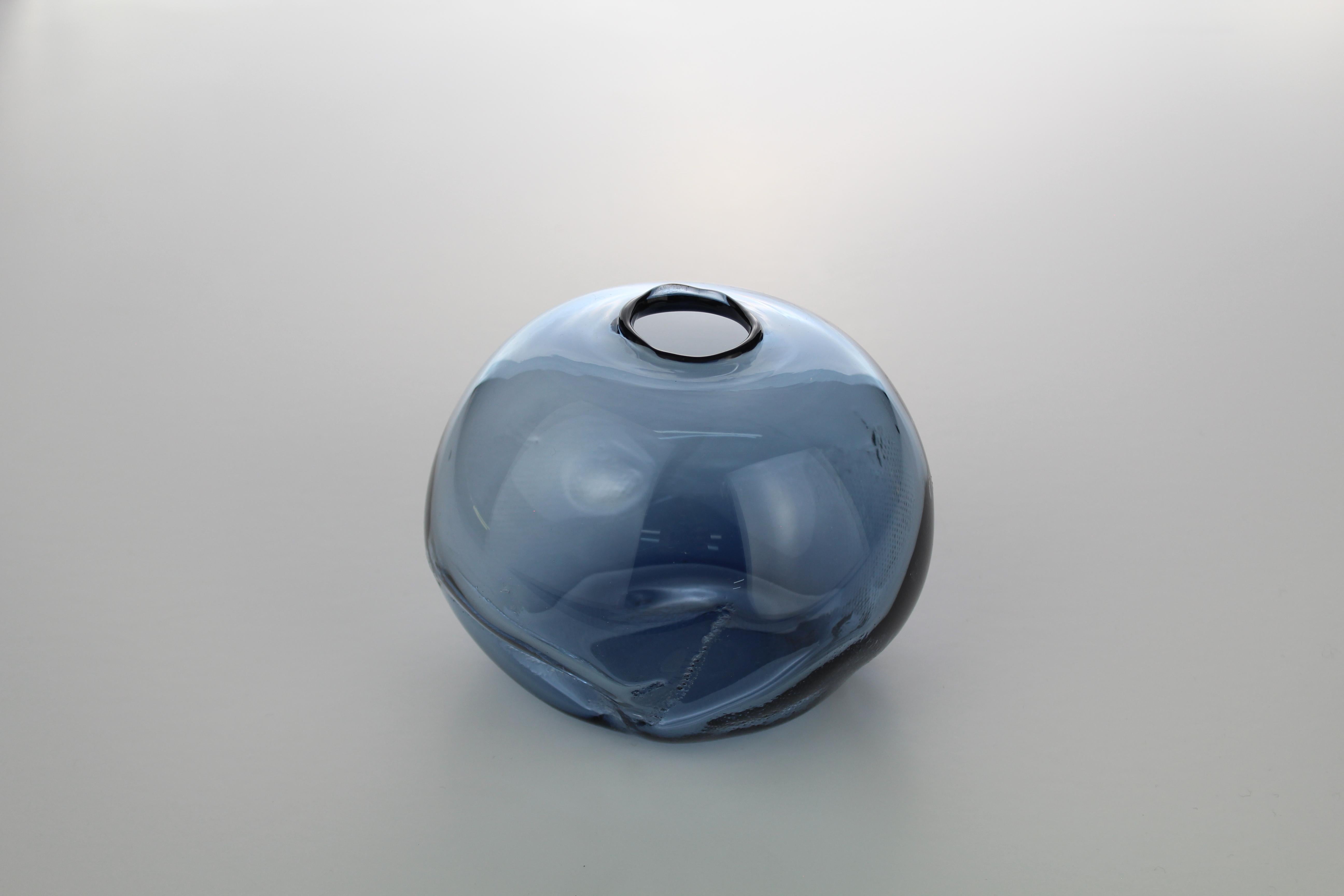 Suédois Formes 1/2 Ltr, bleu acier, Objects for Objects en verre faits à la main par Vogel Studio en vente