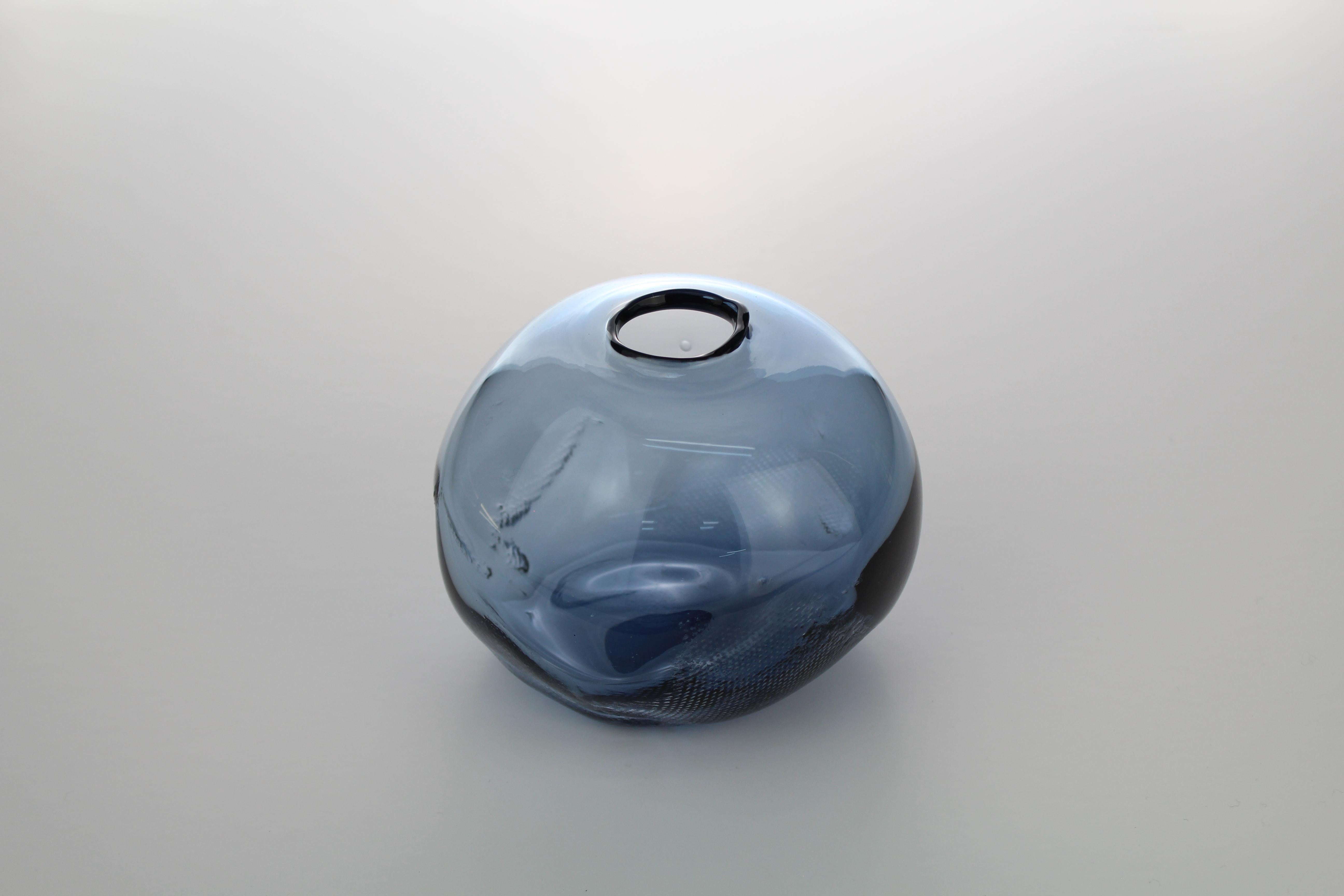 Fait main Formes 1/2 Ltr, bleu acier, Objects for Objects en verre faits à la main par Vogel Studio en vente