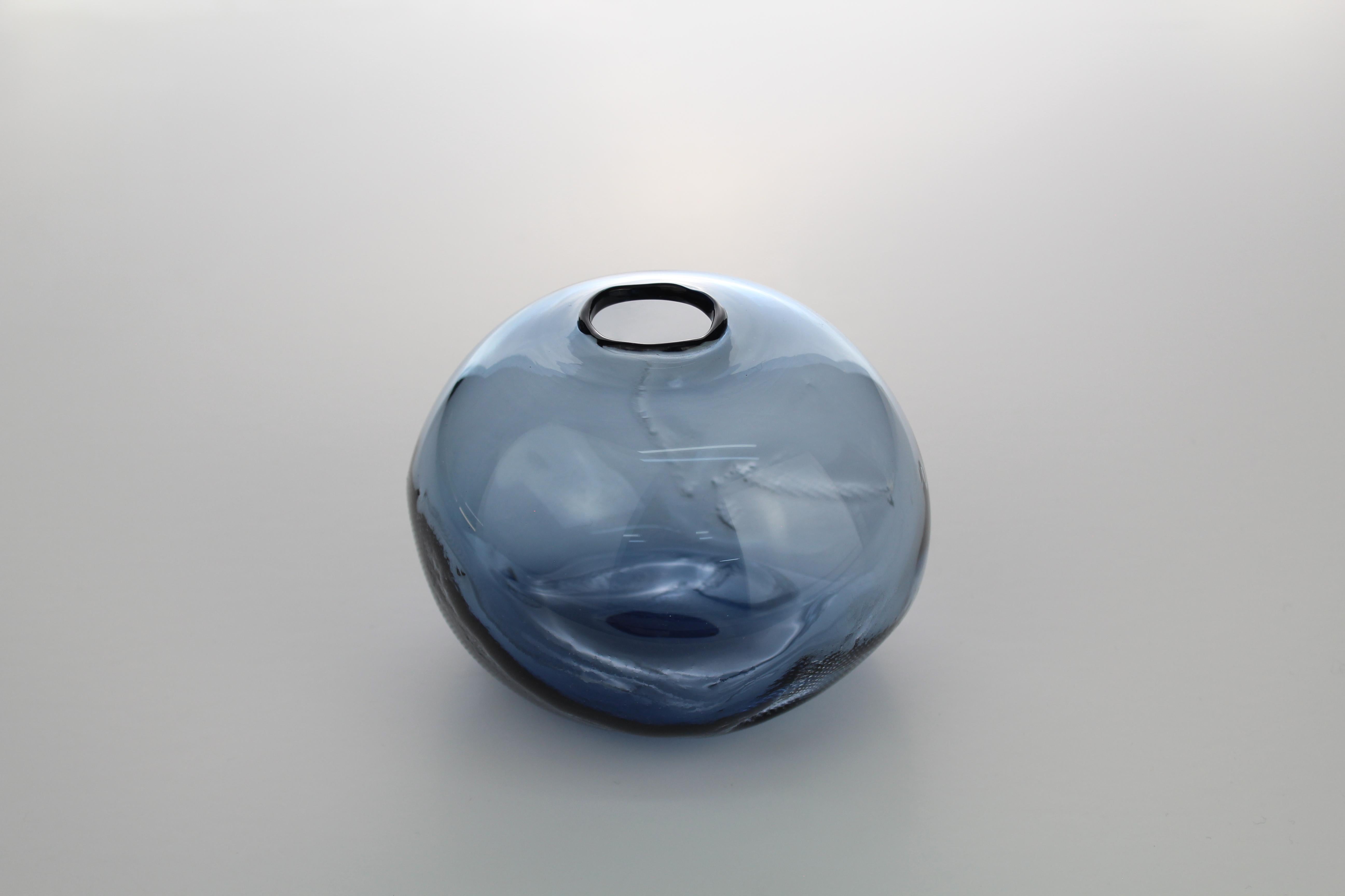 Formes 1/2 Ltr, bleu acier, Objects for Objects en verre faits à la main par Vogel Studio Neuf - En vente à Sarstedt, NI