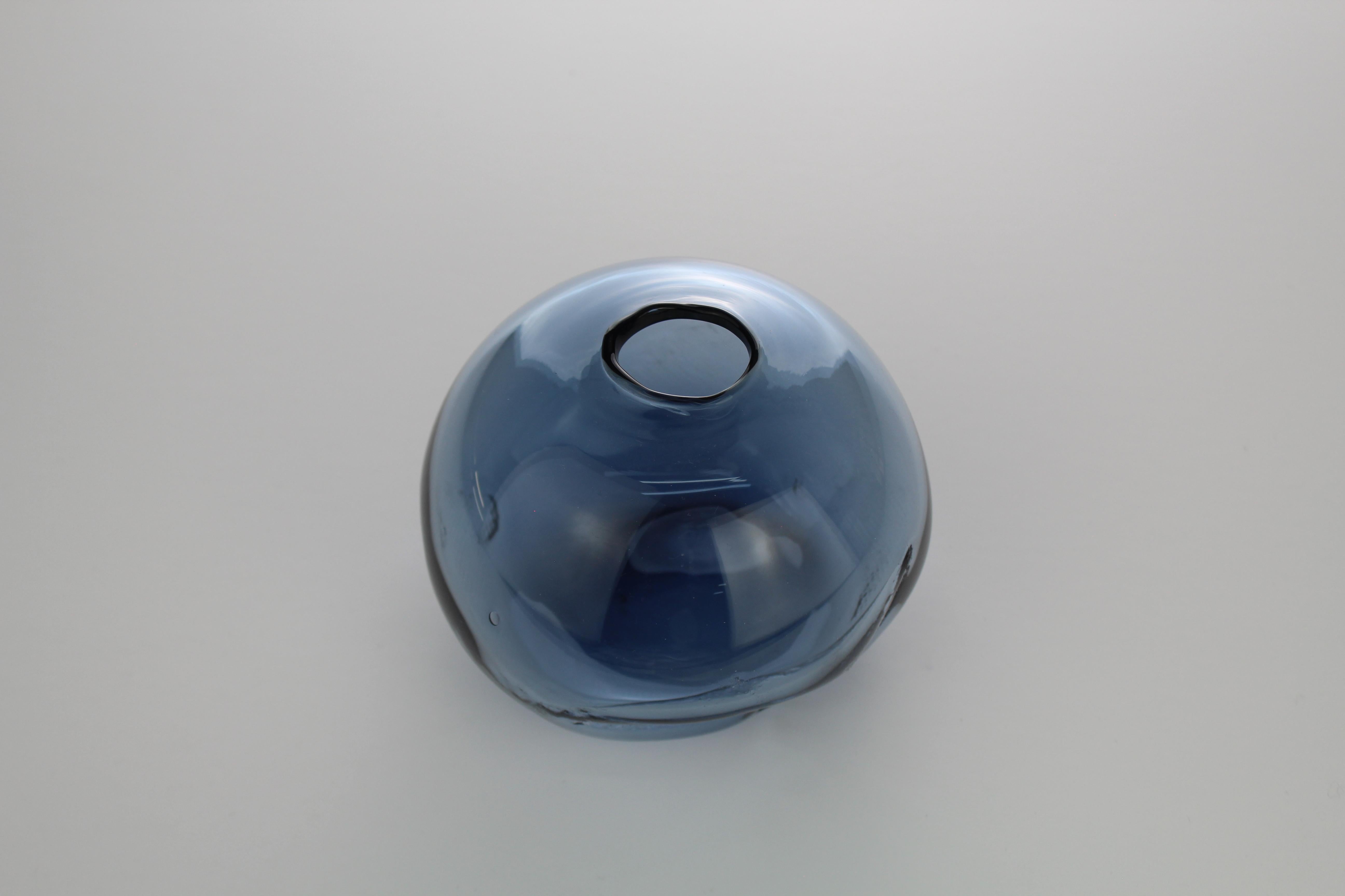 XXIe siècle et contemporain Formes 1/2 Ltr, bleu acier, Objects for Objects en verre faits à la main par Vogel Studio en vente