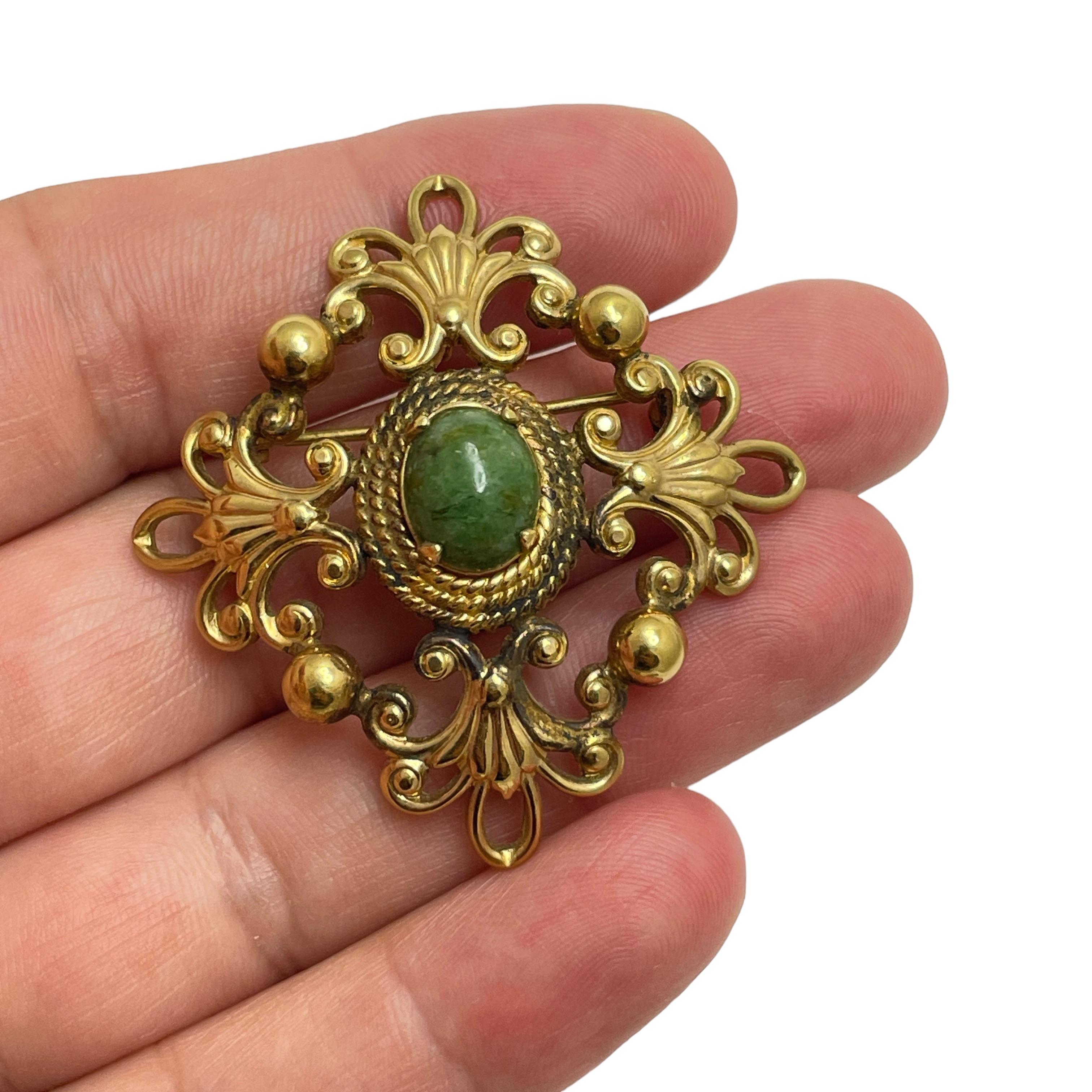 1/20 12kt signierte Designer Gold gefüllte grüne Jade Malteserkreuz-Brosche Anhänger im Angebot 1