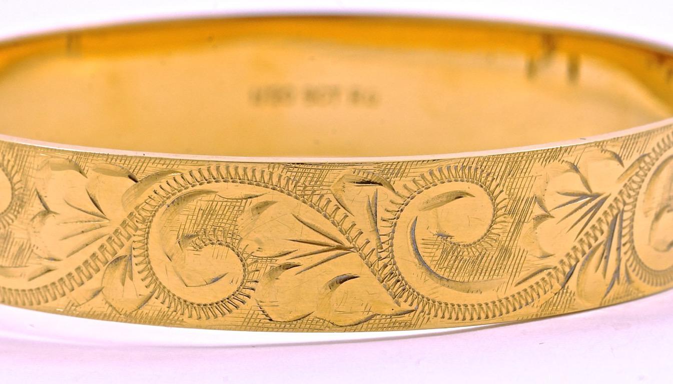 Wonderful 1/20 9ct rolled gold engraved bangle bracelet, with a safety chain. The bangle is oval, the inside measurements are 6.2cm / 2.44 inches by 5.4cm / 2.1 inches, and the width is 1.25cm / .49 inch. The bracelet is in very good