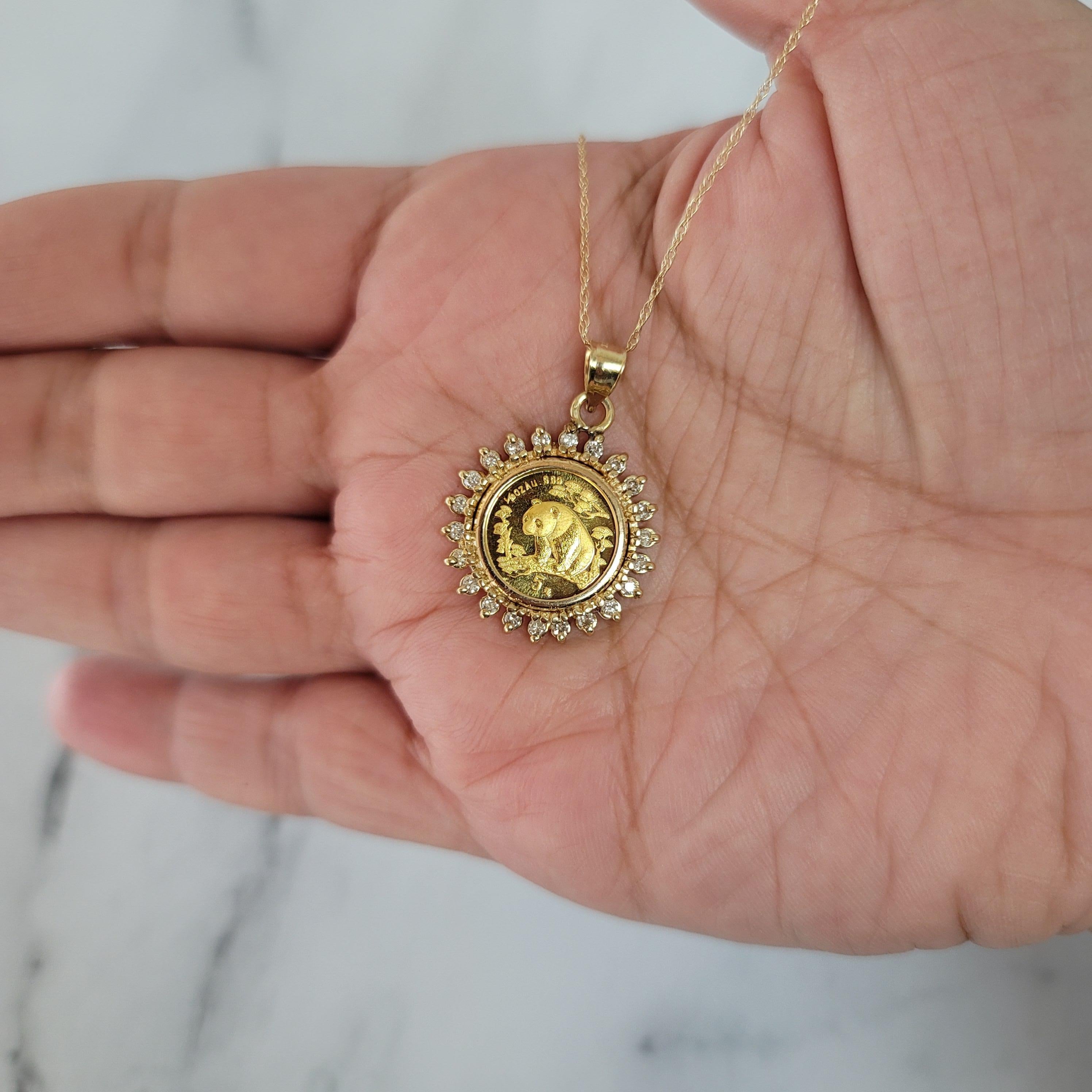 Taille ronde Collier de pièces de monnaie Panda en or 14 carats avec halo de diamants 1/20OZ en vente