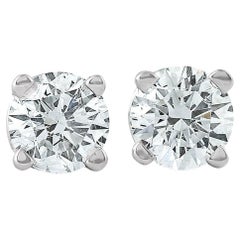 Clous d'oreilles en or blanc 14k avec diamant naturel 1/2Ct TW de taille ronde à quatre griffes