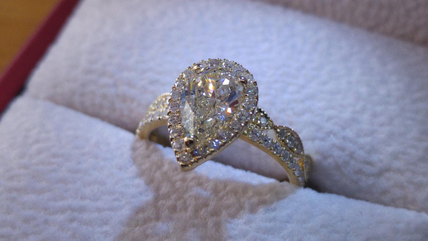 Art Deco 1 3/4 Carat Yellow Gold Pear Diamond Engagement Ring Set, Diamond Rings Set