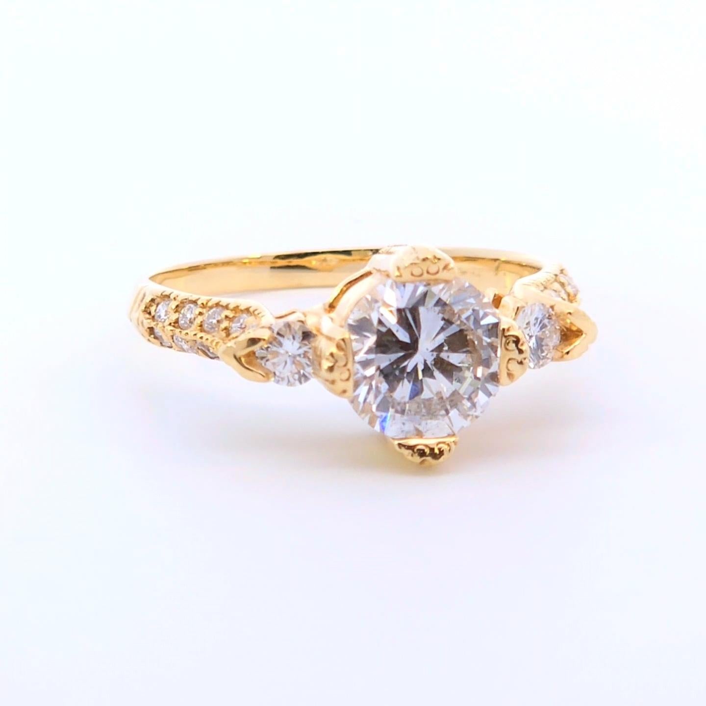 Abbraccia l'eleganza e la bellezza senza tempo con il nostro splendido anello con diamante da 1,82 carati, magistralmente realizzato in lussuoso oro 18 carati. Questo squisito pezzo mette in mostra un diamante rotondo mozzafiato da 1,5 carati al