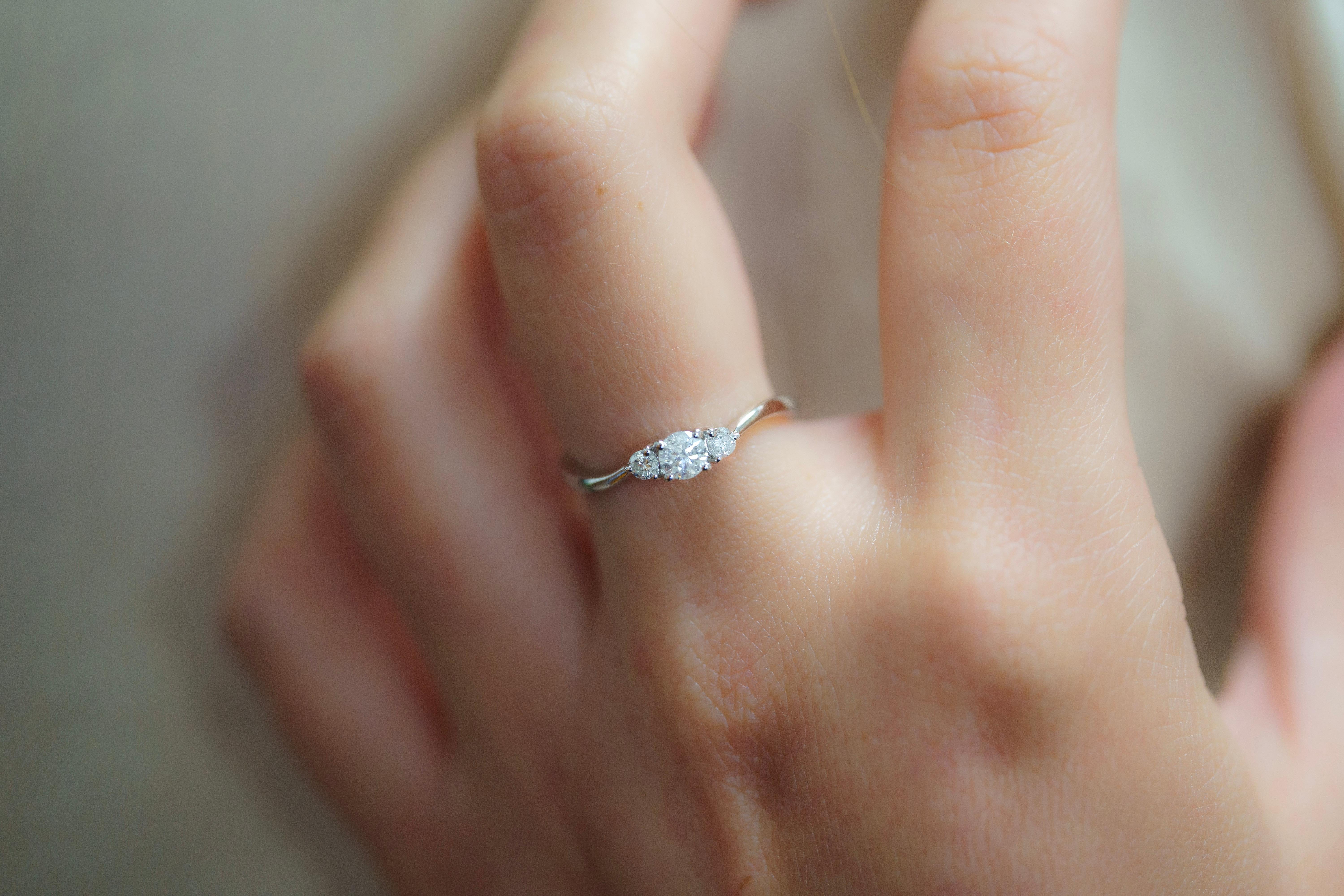 1/3 Carat TW Natural Diamond Mini 3-Stone Curved Ring in 14K White Gold In New Condition For Sale In Miami, FL