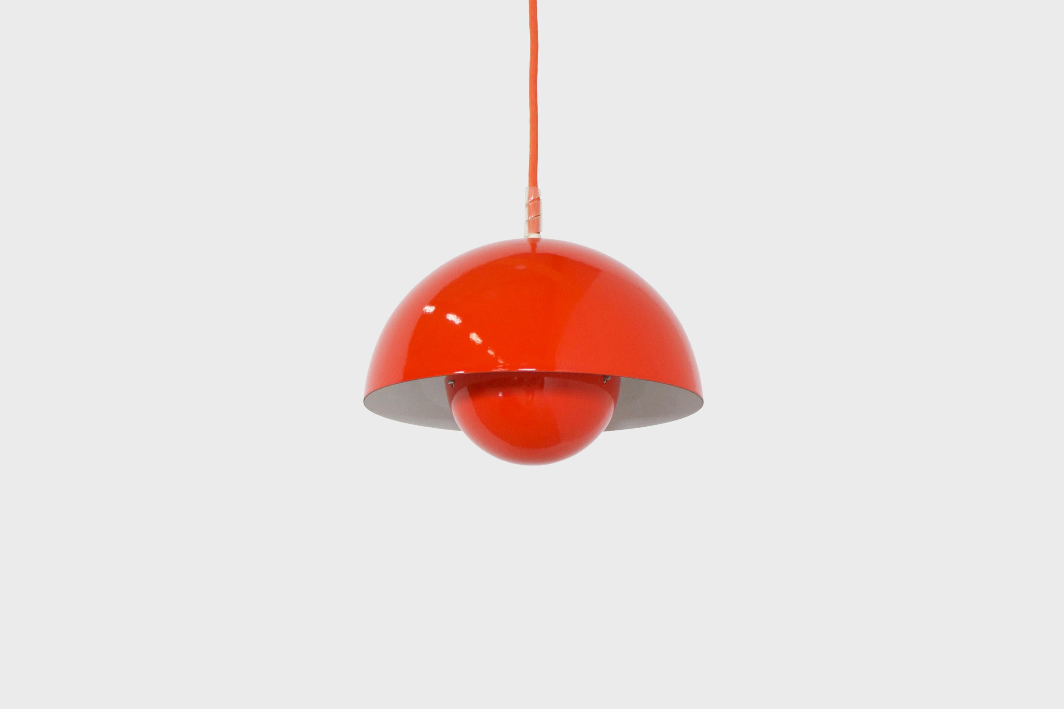 First edition VP1 flowerpot pendants in excellent condition.

3 Lamps available.

Designed by Verner Panton in 1969

Manufactured by Louis Poulsen, Denmark

The lamps consist of an orange enameled lampshade consisting of two half spheres