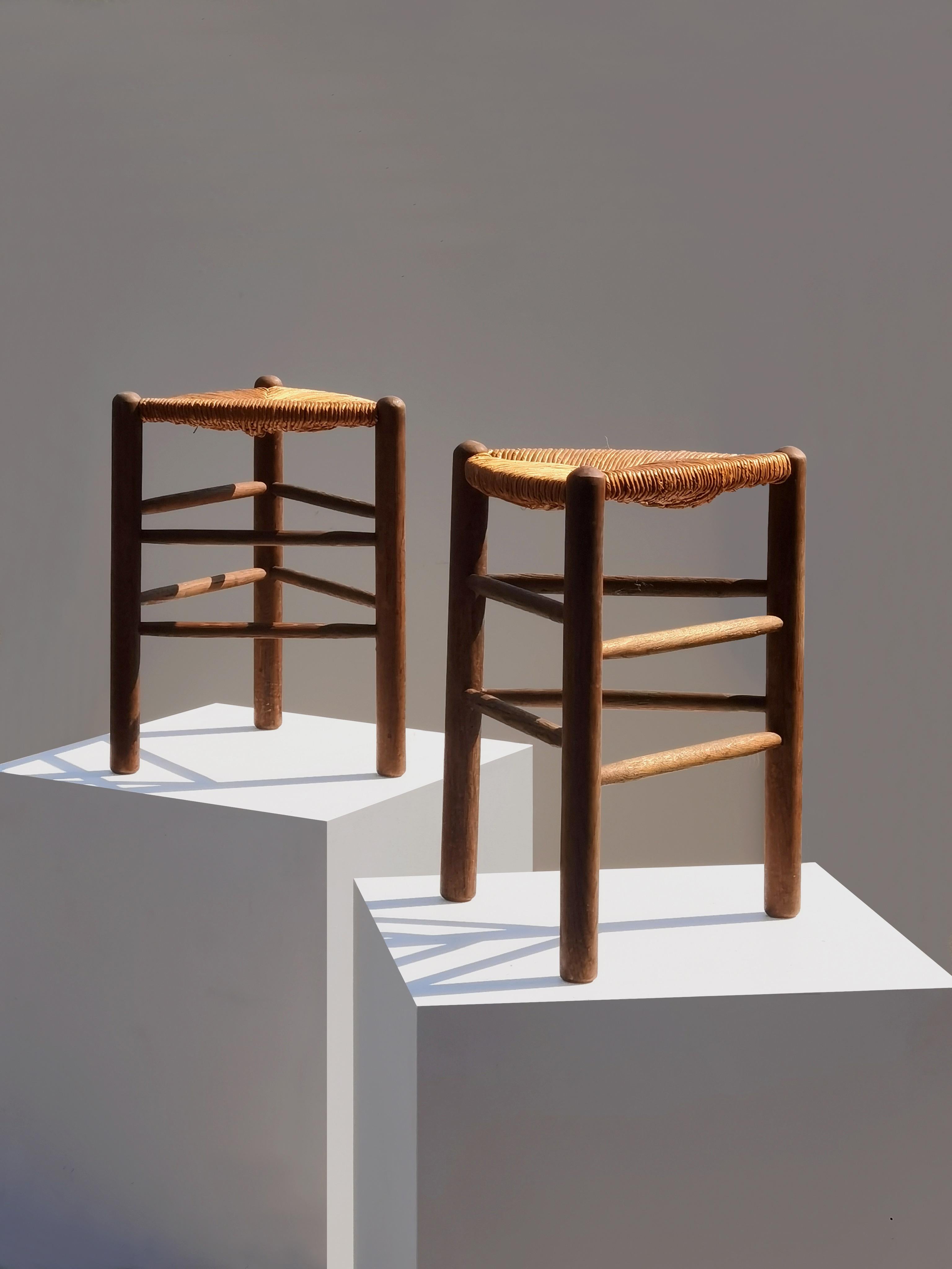 un singolare e affascinante (di un set di 3, altri 2 pezzi sono in vendita in coppia nelle nostre altre vendite) sgabello singolo a treppiede, Mid-Century Modern, Modernista, Rustico Moderno, Brutalista, solida e architettonica struttura a treppiede