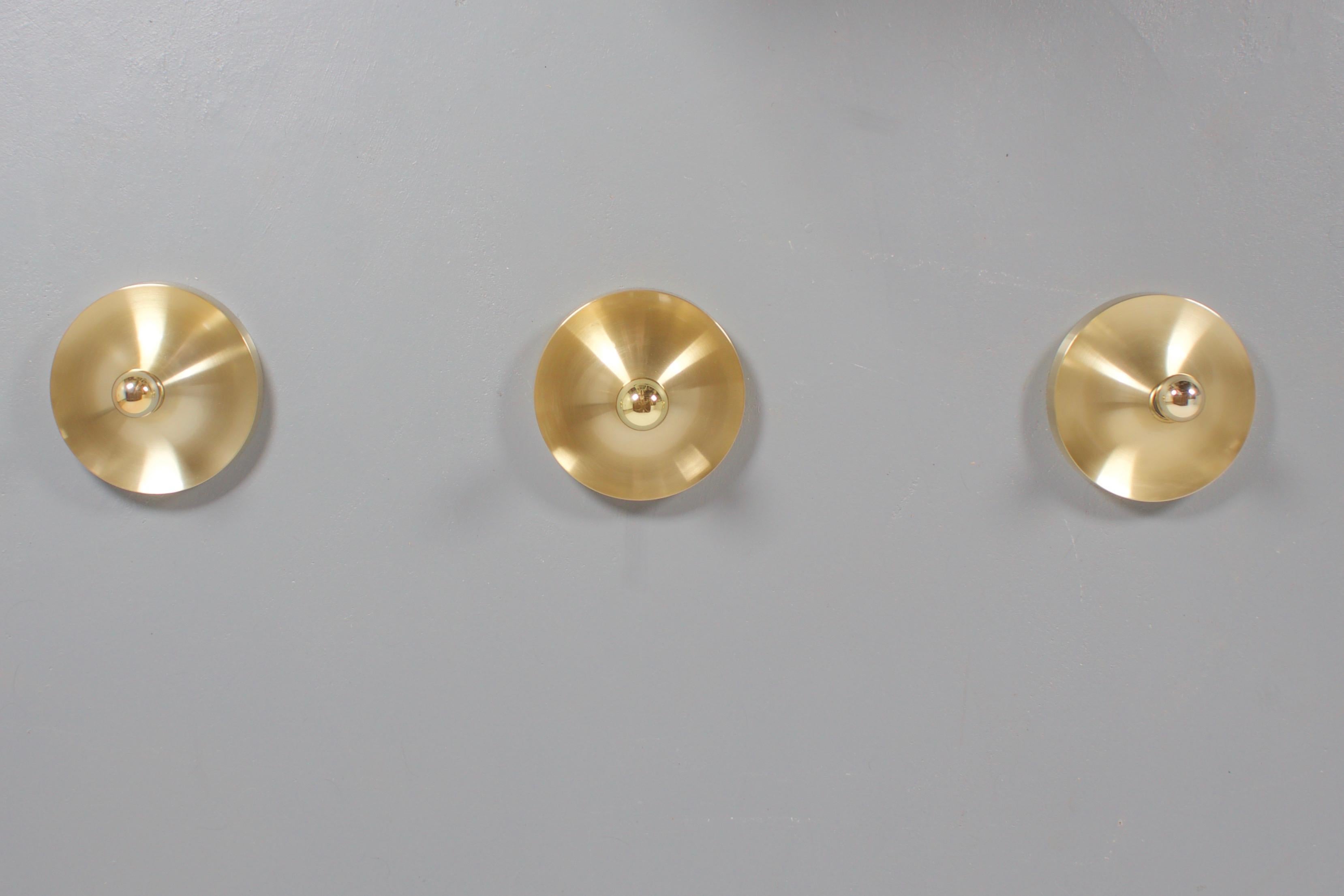 Three brass sconces / flush mounts by Cosack Leuchten in very good condition.

They use one standard bulb up to 70 watts

The lamps can be used as a flush mount or wall lamp.

The lamps give a beautiful light effect when lit.






     