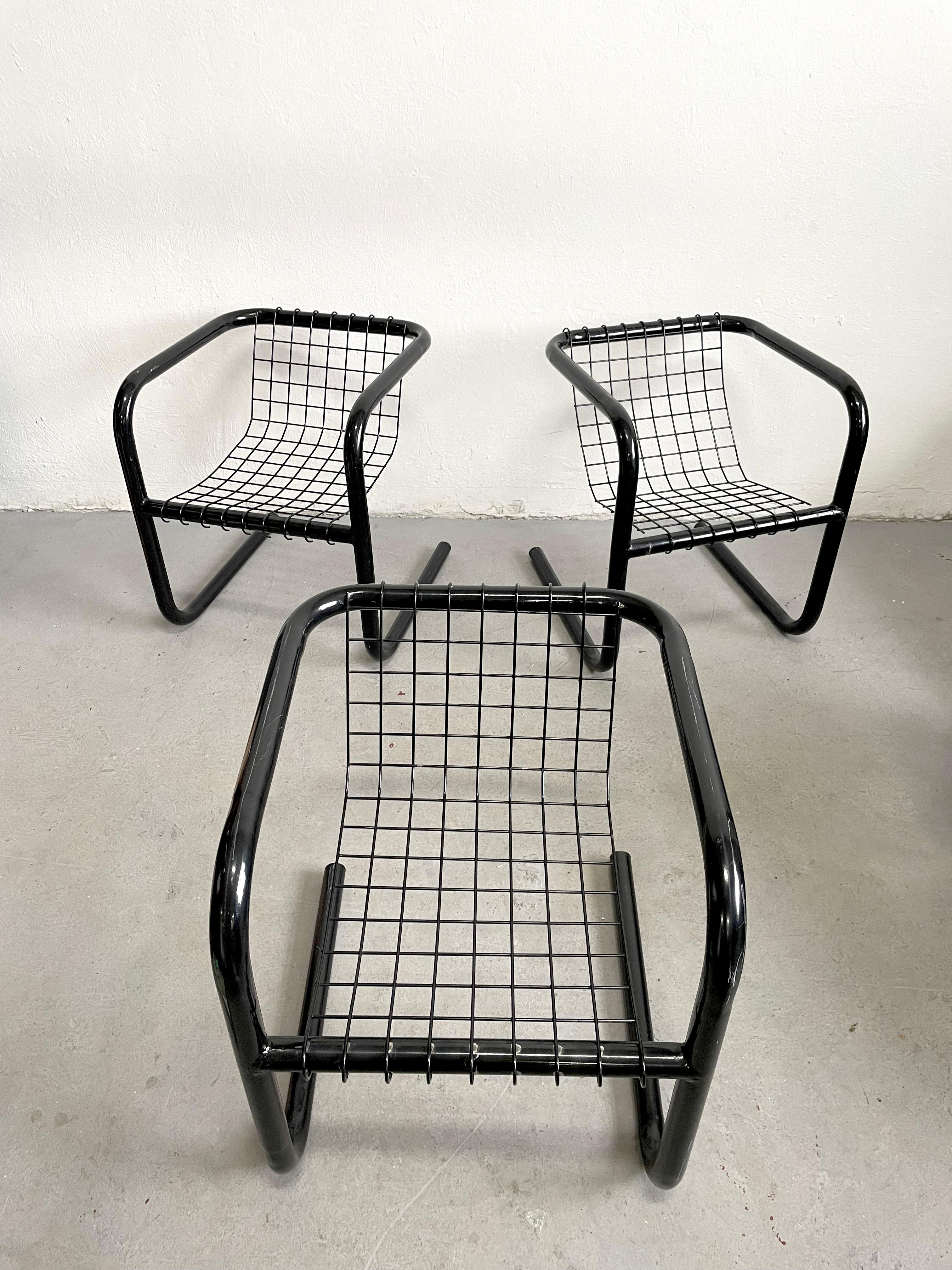 Vintage powder coated metal chair in black color. Cantilever for of the frame supports a removable mesh wire seat

Price is per chair, 3 available.

Modernist design from the 1970s, unknown manufacturer, in style of IKEA.

The chairs have some