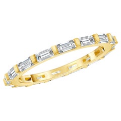 1/3ct. tw. Eternity Band mit Smaragd und Diamant in horizontaler Ost-West-Fassung  H, VS