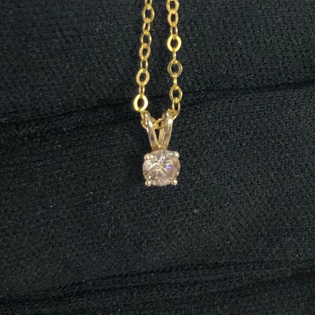 Clásico colgante de diamante redondo solitario de aprox. 1/4 quilate en oro amarillo de 14 quilates con cadena de collar. Un diamante redondo brillante central de aprox. 1/4 quilate (diamante natural extraído de la tierra) está engastado en una