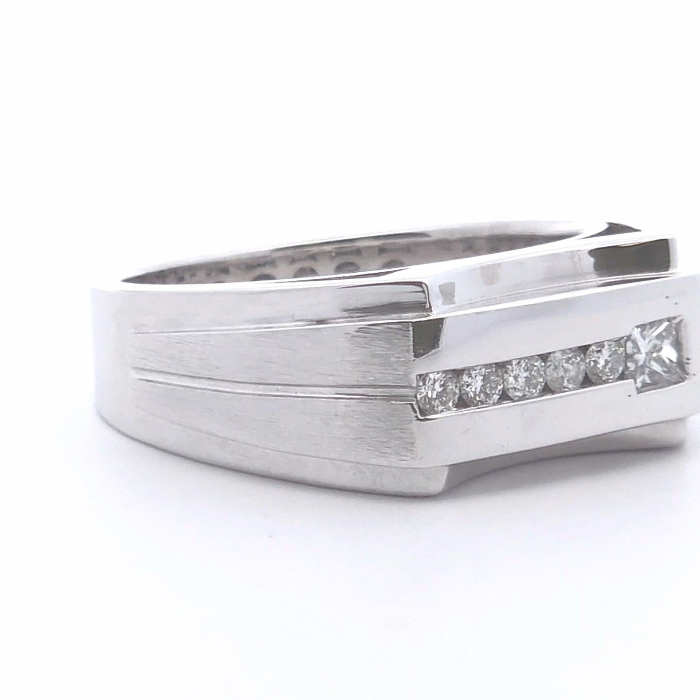 Round Cut 1/4 Carat Diamond Men’s Ring in 14k Gold For Sale