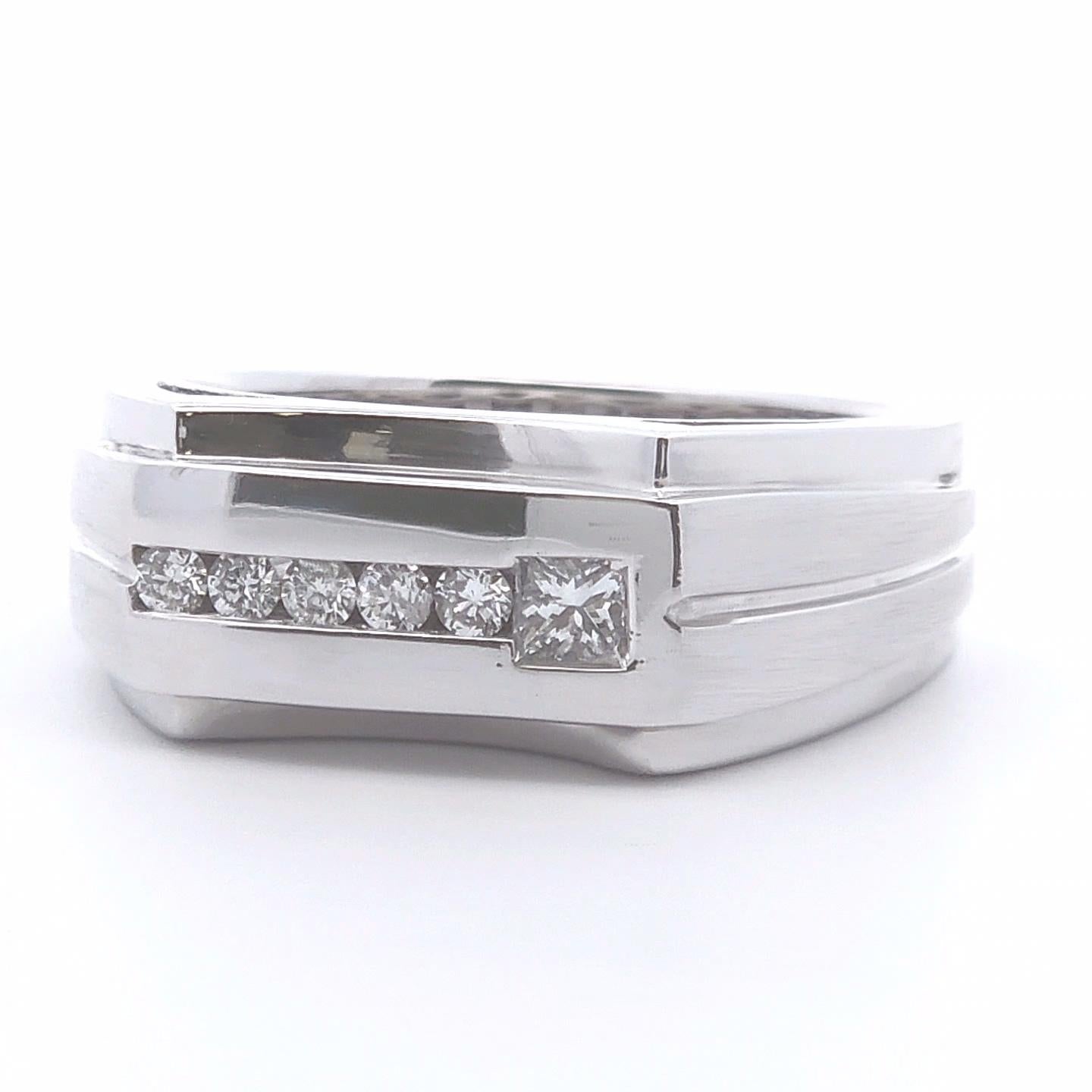 1/4 Carat Diamond Men’s Ring in 14k Gold In New Condition For Sale In Tustin, CA