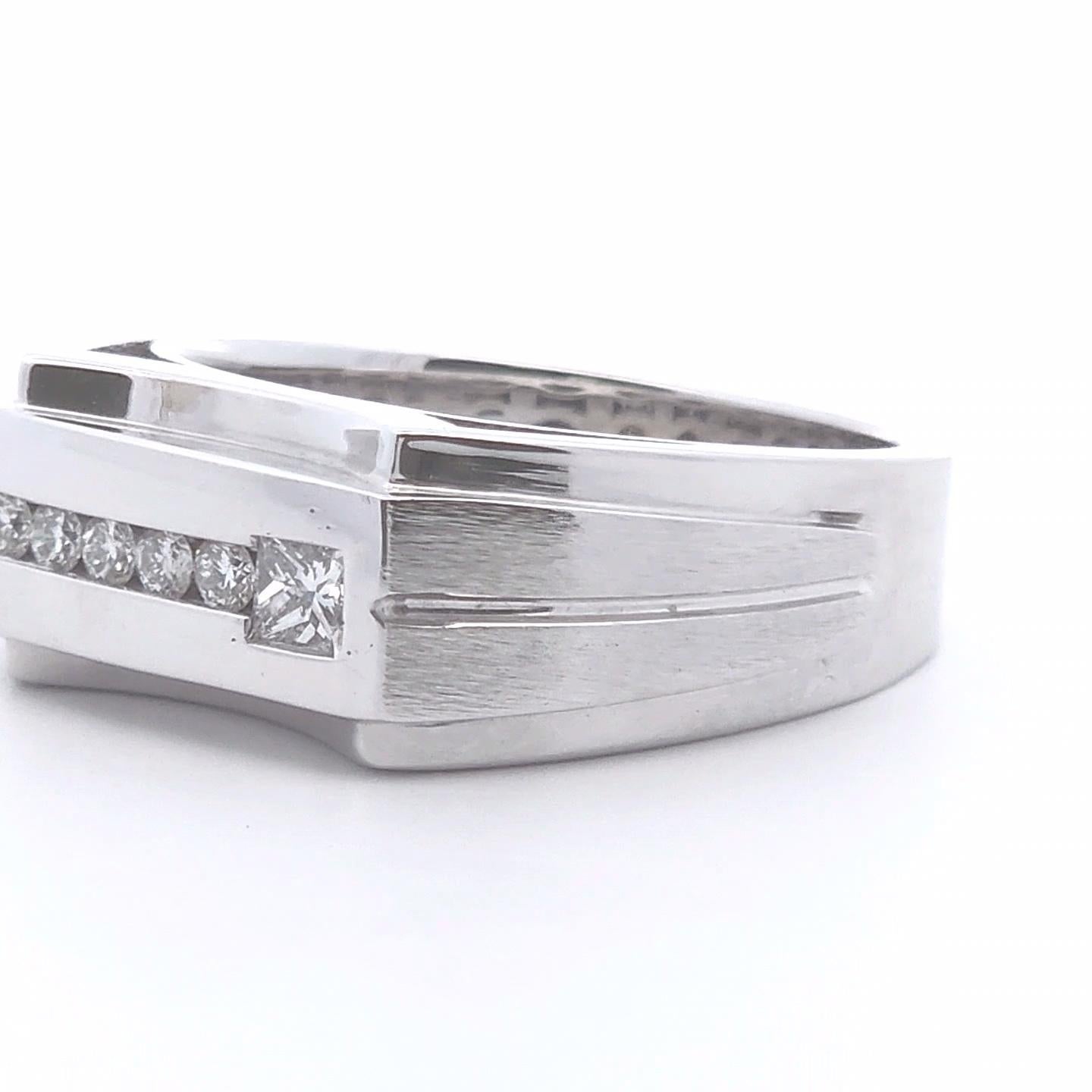 Women's or Men's 1/4 Carat Diamond Men’s Ring in 14k Gold For Sale