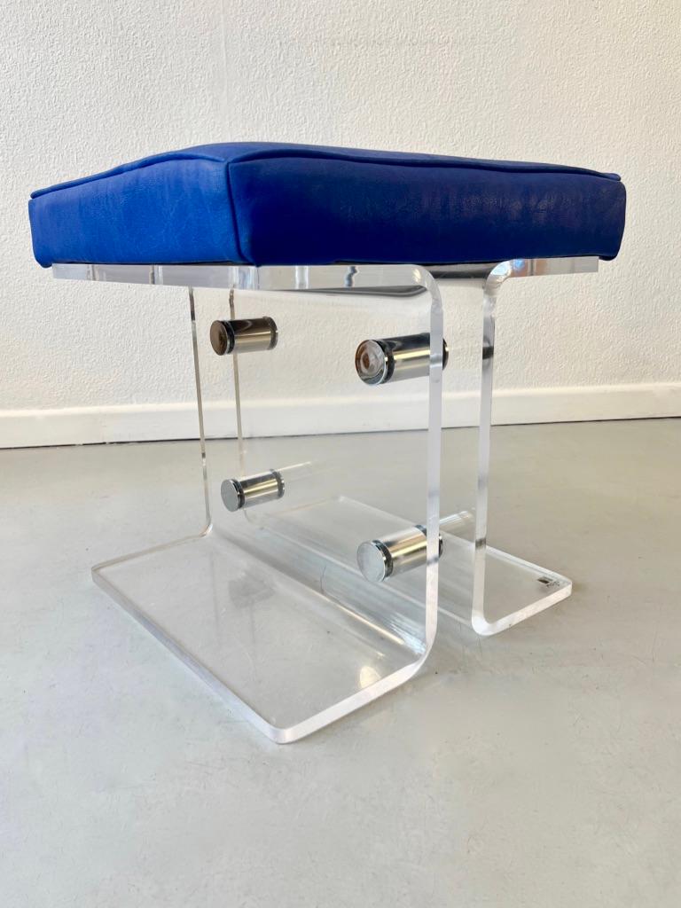 Très élégant tabouret ou pouf vintage en acrylique et faux cuir bleu produit par Marais International, France ca. 1970s
Pièces d'assemblage en acier chromé.
L 43 x P 43 x H 44 cm
4 pièces disponibles, le prix est pour une pièce.
Très bon état. Label