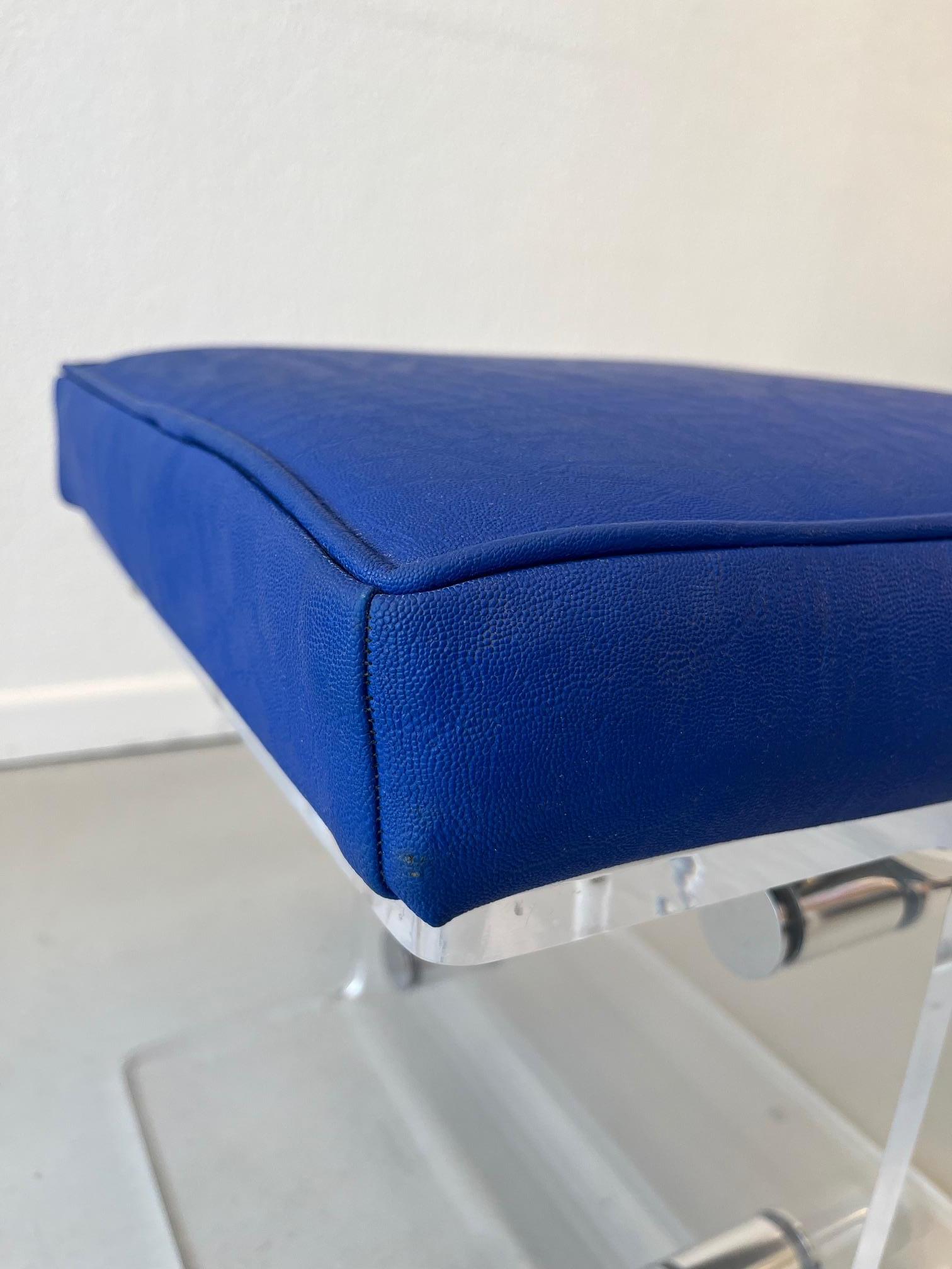 Tabouret vintage 1/4 en acrylique et faux cuir de Marais International, France, années 1970 en vente 2