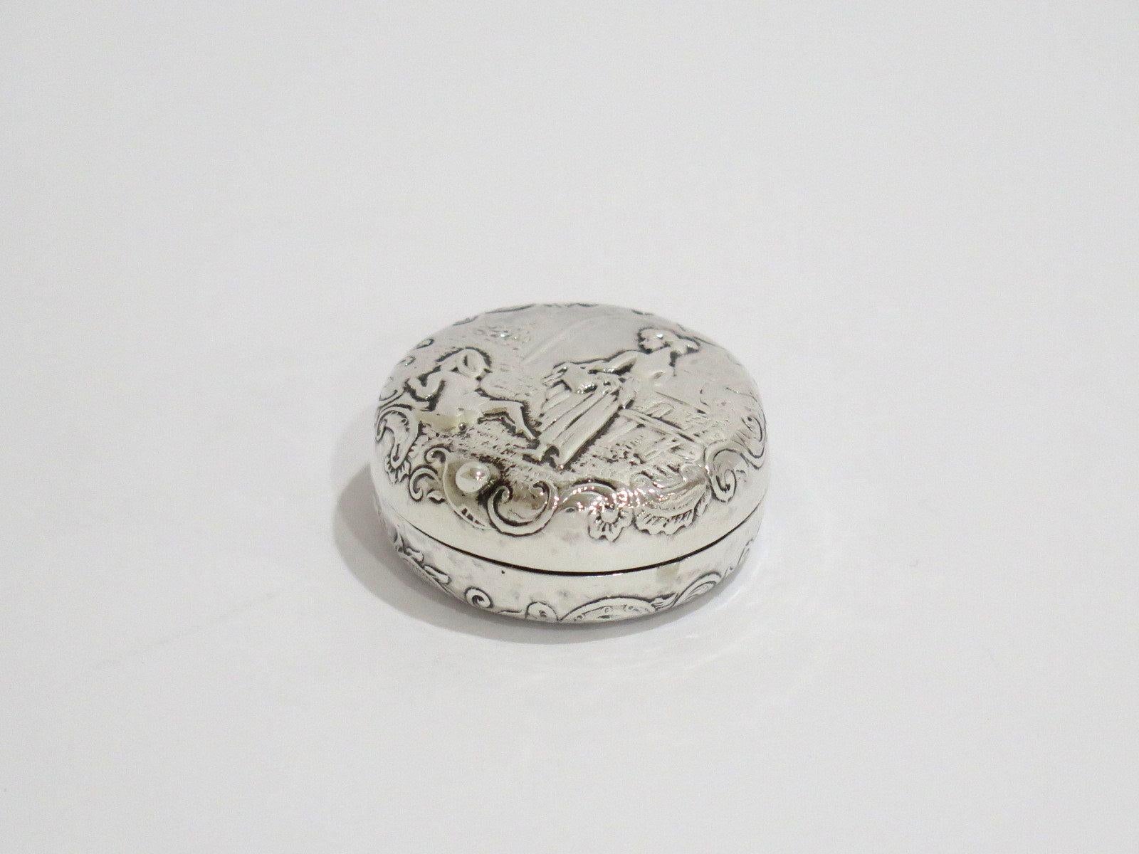 Sterling Silver Antique American Girl w/ Basket Round Snuff/Pill Box In Good Condition In Brooklyn, NY