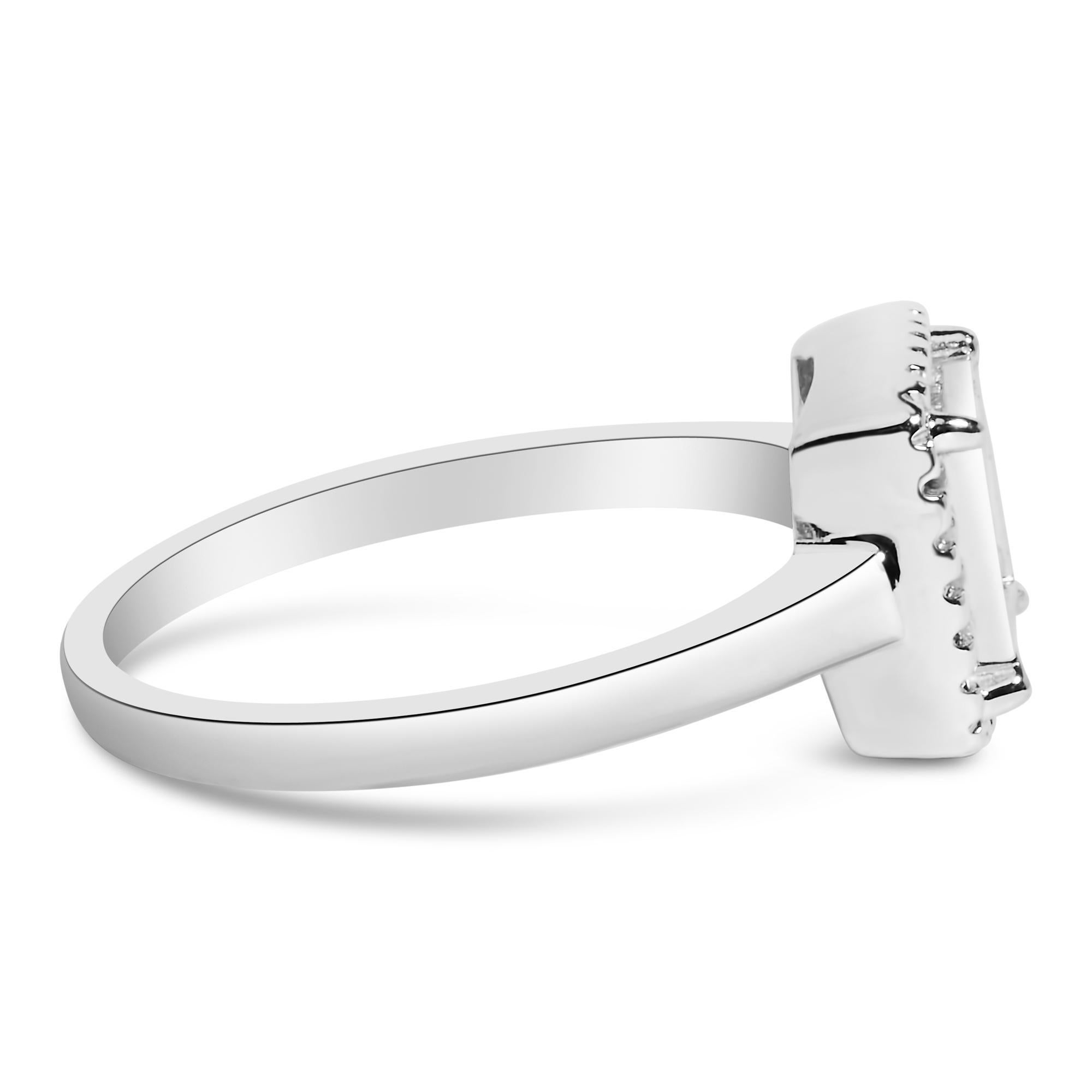Impregnado de elegancia atemporal, este anillo de plata de ley es un testimonio de la promesa perdurable del amor. Presenta un intrincado engaste invisible de 25 diamantes naturales talla princesa en su corazón, cada uno de ellos meticulosamente
