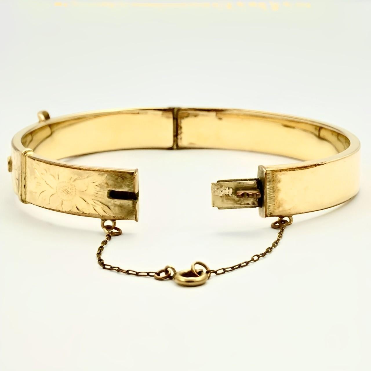 1/5th 9CT Yellow Rolled Gold Floral Engraved Buckle Bangle Bracelet stamped JS In Good Condition For Sale In London, GB