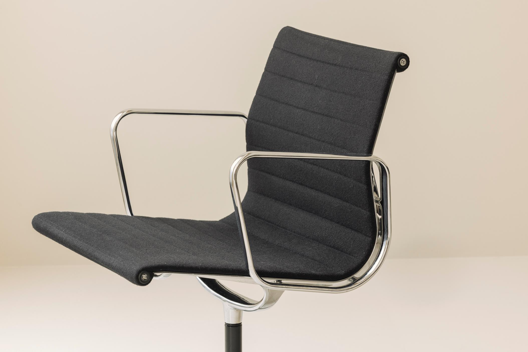 1/6 Poltrone girevoli da ufficio Charles e Ray Eames EA108 in Hopsak, Vitra in vendita 4