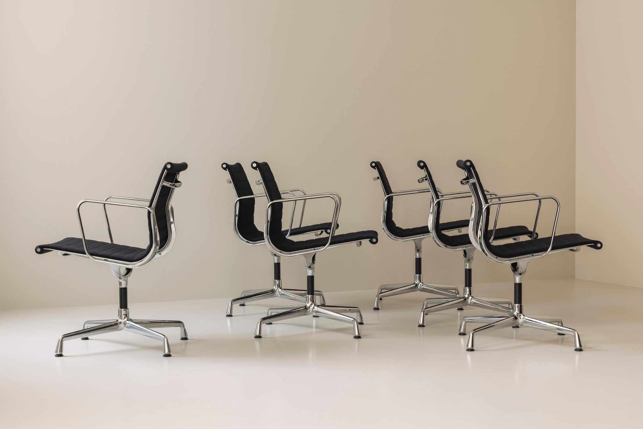 Un design iconico di Charles and Ray Eames, questo set di sei poltrone girevoli per ufficio EA108 incarna l'eleganza senza tempo e l'innovazione ergonomica che hanno reso la serie Aluminium Group un classico moderno. Prodotti da Vitra, questi
