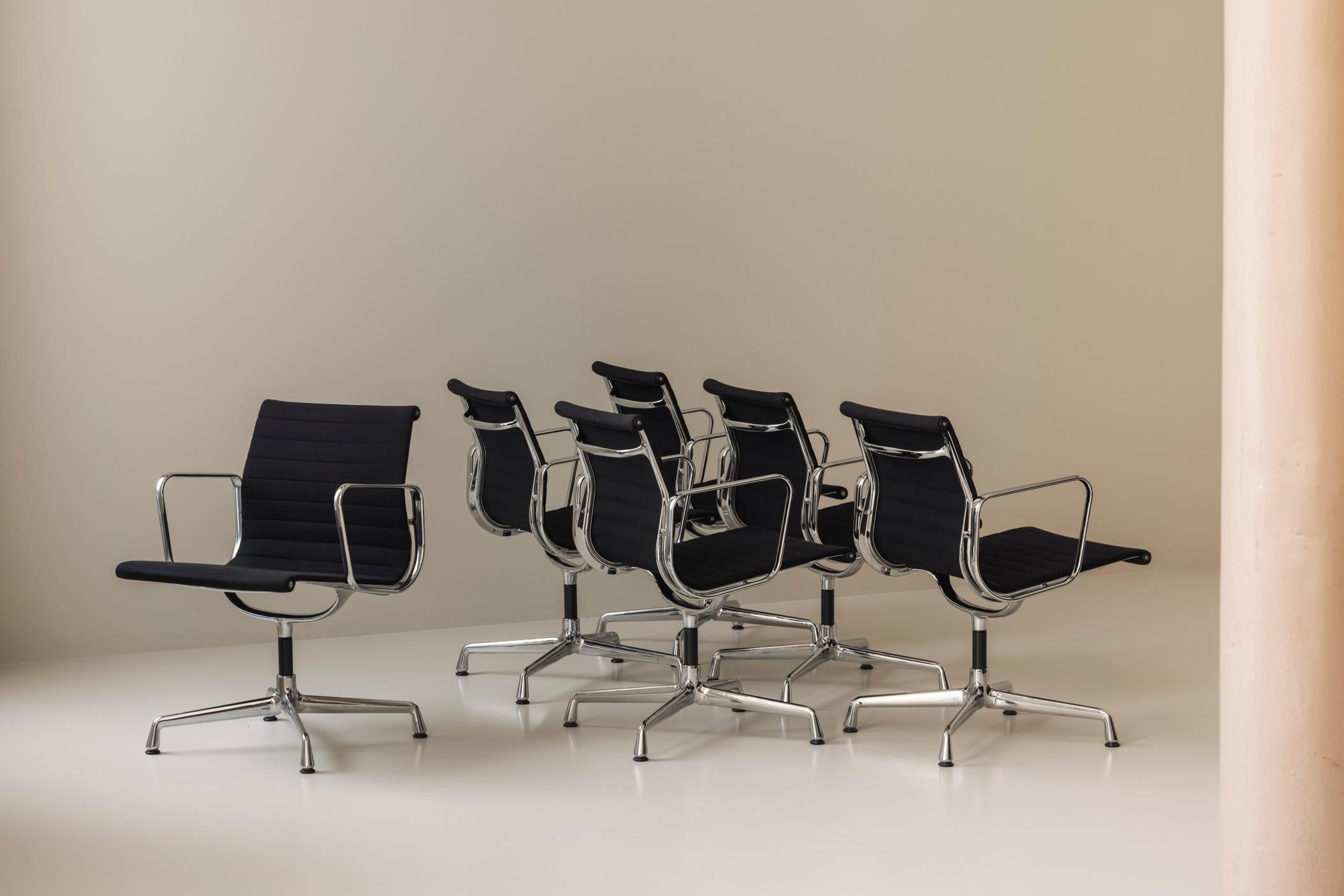 Mid-Century moderno 1/6 Poltrone girevoli da ufficio Charles e Ray Eames EA108 in Hopsak, Vitra in vendita