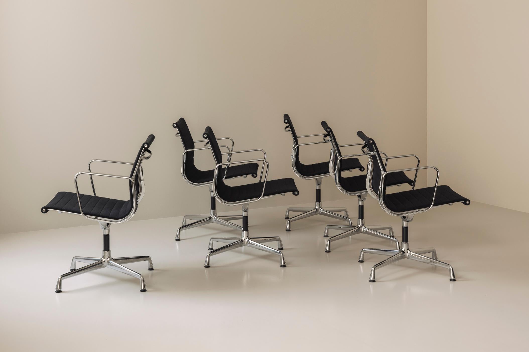 Europeo 1/6 Poltrone girevoli da ufficio Charles e Ray Eames EA108 in Hopsak, Vitra in vendita