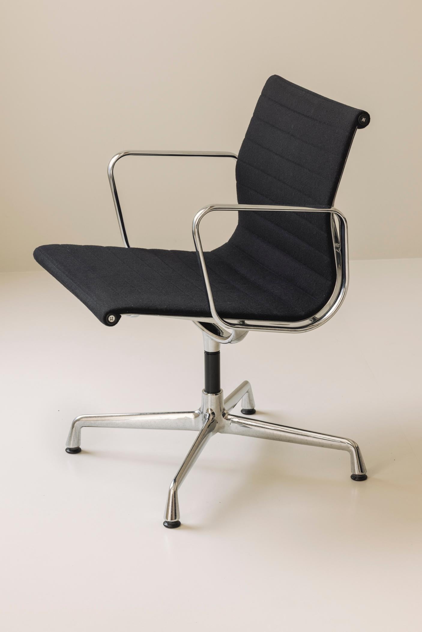 XX secolo 1/6 Poltrone girevoli da ufficio Charles e Ray Eames EA108 in Hopsak, Vitra in vendita
