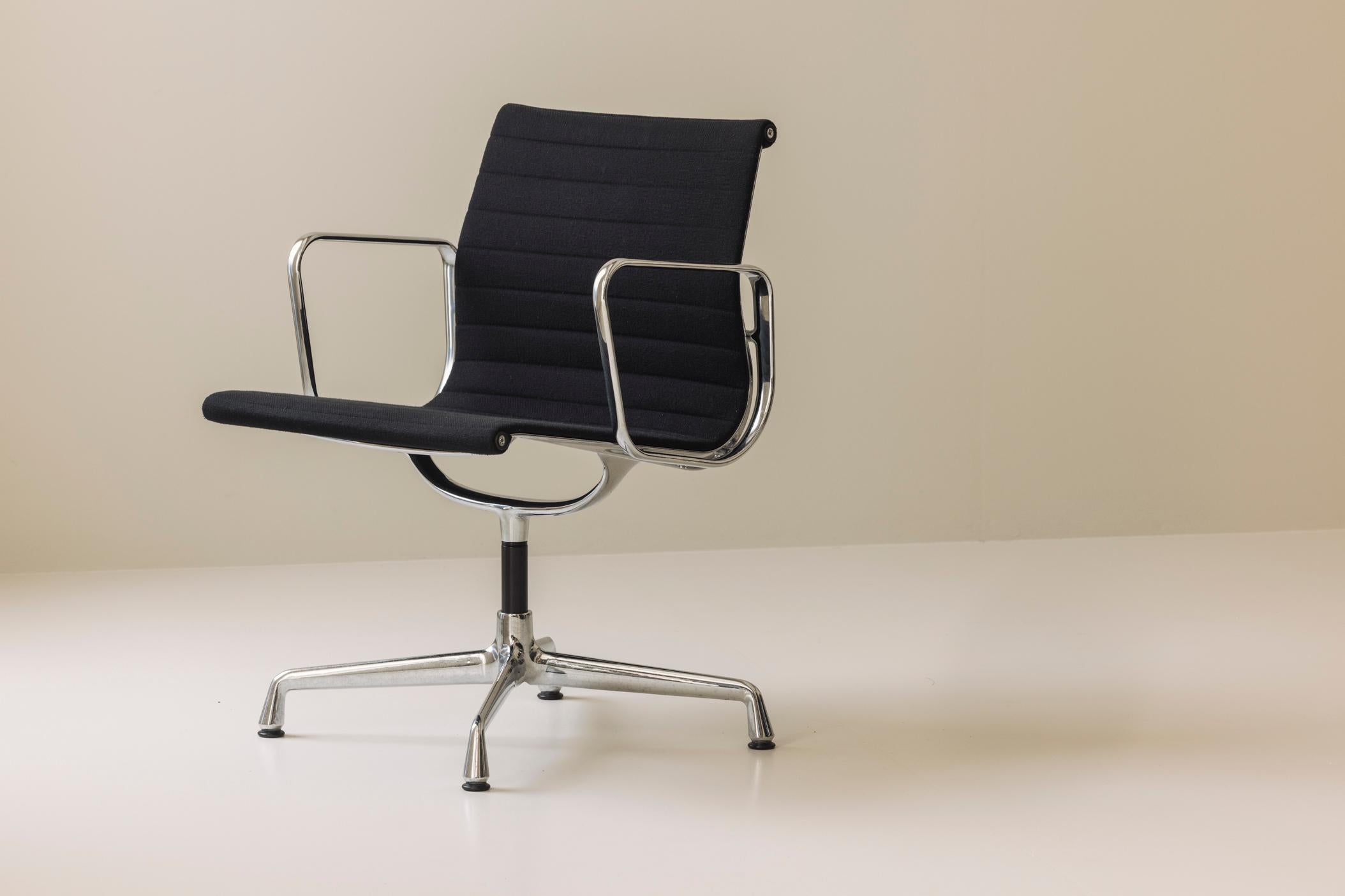 Tessuto 1/6 Poltrone girevoli da ufficio Charles e Ray Eames EA108 in Hopsak, Vitra in vendita