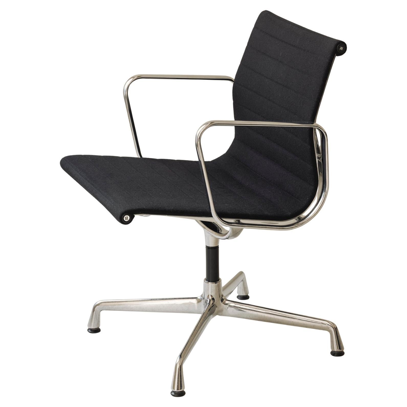 1/6 Poltrone girevoli da ufficio Charles e Ray Eames EA108 in Hopsak, Vitra in vendita
