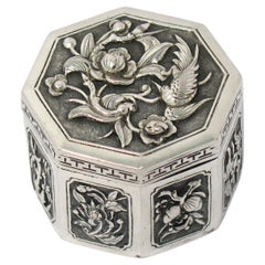 Boîte octogonale vietnamienne ancienne en argent sterling avec roses et oiseaux