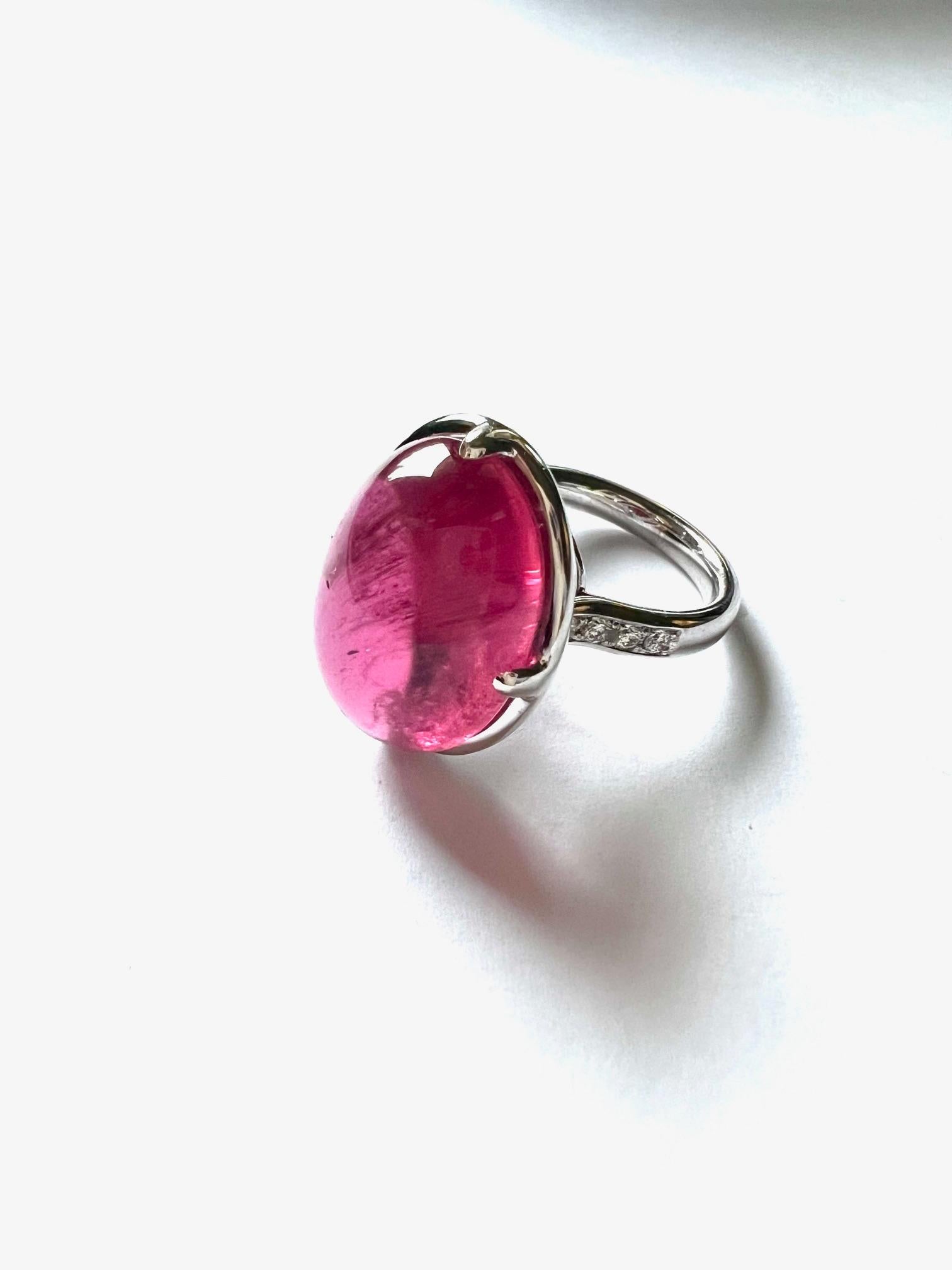Women's or Men's 1 750/Whitegold Ring 12.32 gr. with 1 Rubelite Cab. 24.16 cts. For Sale