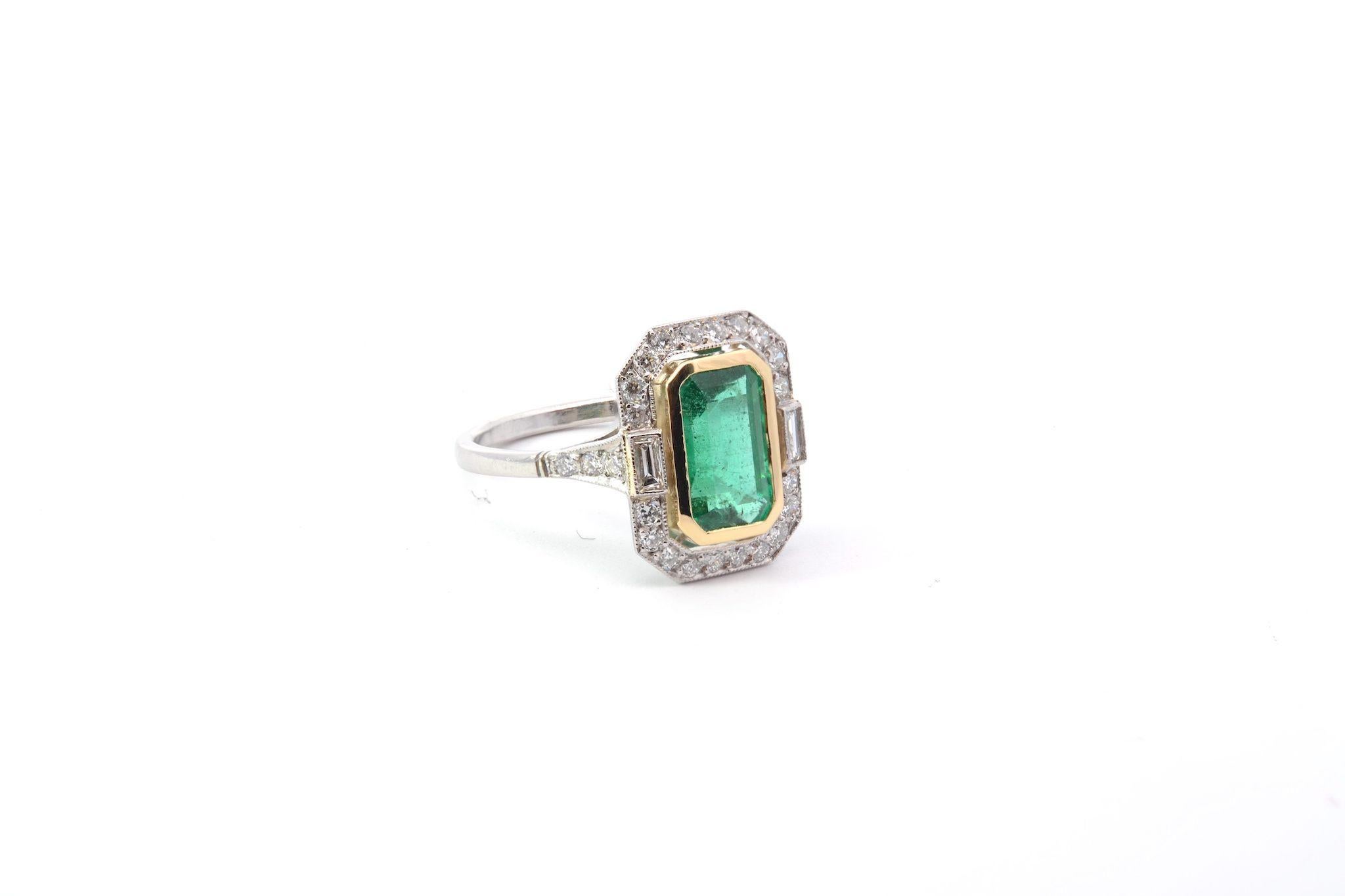 Art Deco 1, 79 carats emerald and diamonds ring in platinum and 18k gold For Sale