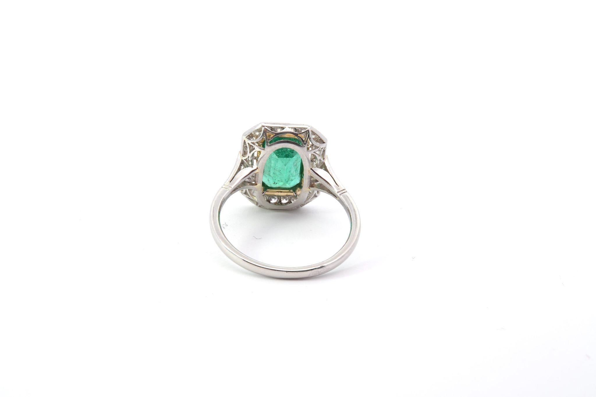 1, 79 carats emerald and diamonds ring in platinum and 18k gold In Good Condition For Sale In PARIS, FR