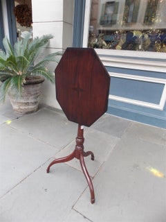 Amerikanischer Hepplewhite-Kerzenständer aus Mahagoni mit Sternintarsien auf Säbelbeinen, um 1790