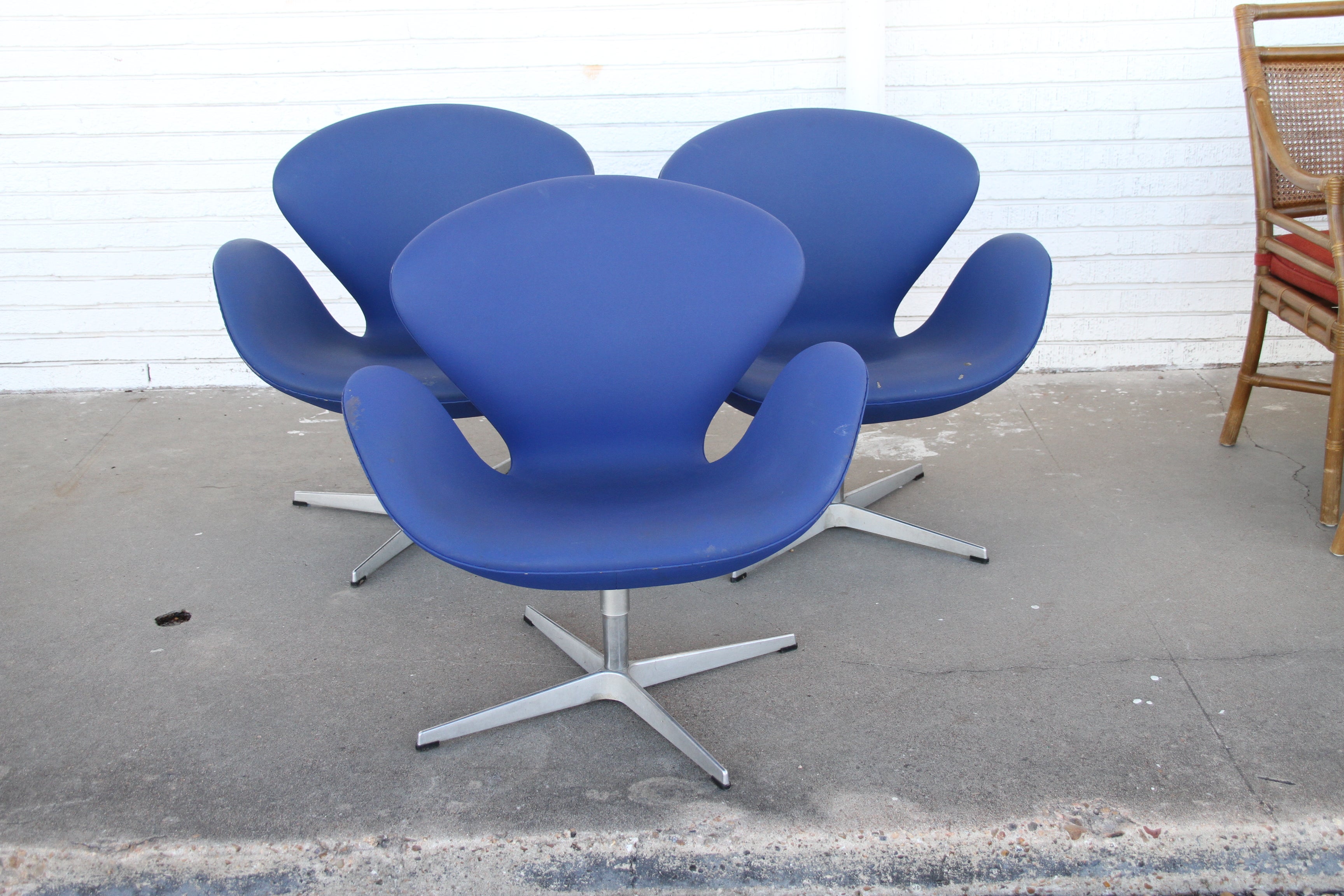 1 chaise de cygne Arne Jacobsen.

Design/One, 1958.


Conçue pour le SAS Royal Hotel de Copenhague, dont le designer Arne Jacobsen était l'architecte, la Swan Chair (1958) permettait aux clients de tourner sur sa base pivotante, devenant ainsi des