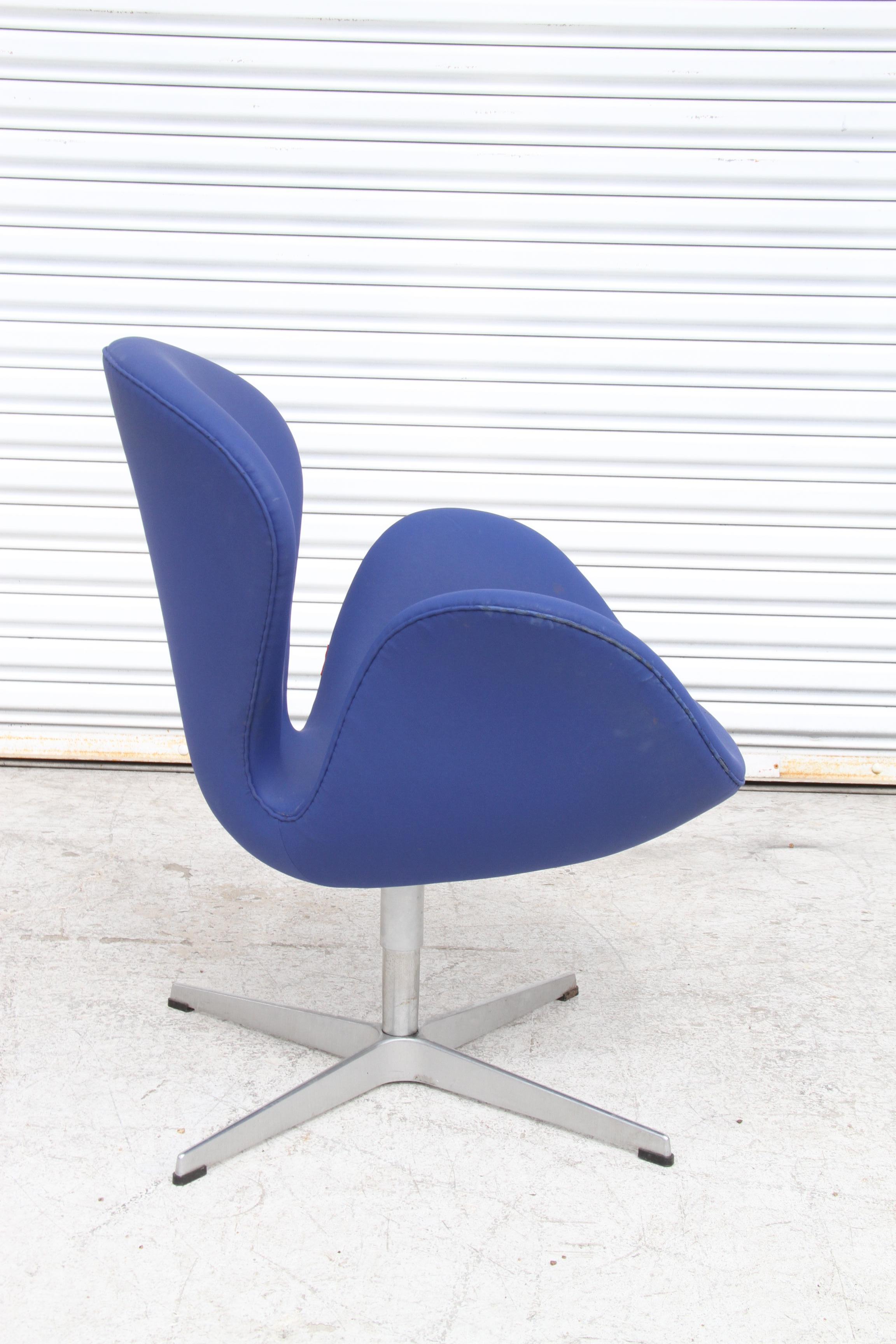 Naugahyde 1 Fritz Hansen  Chaise cygne d'Arne Jacobsen en vente