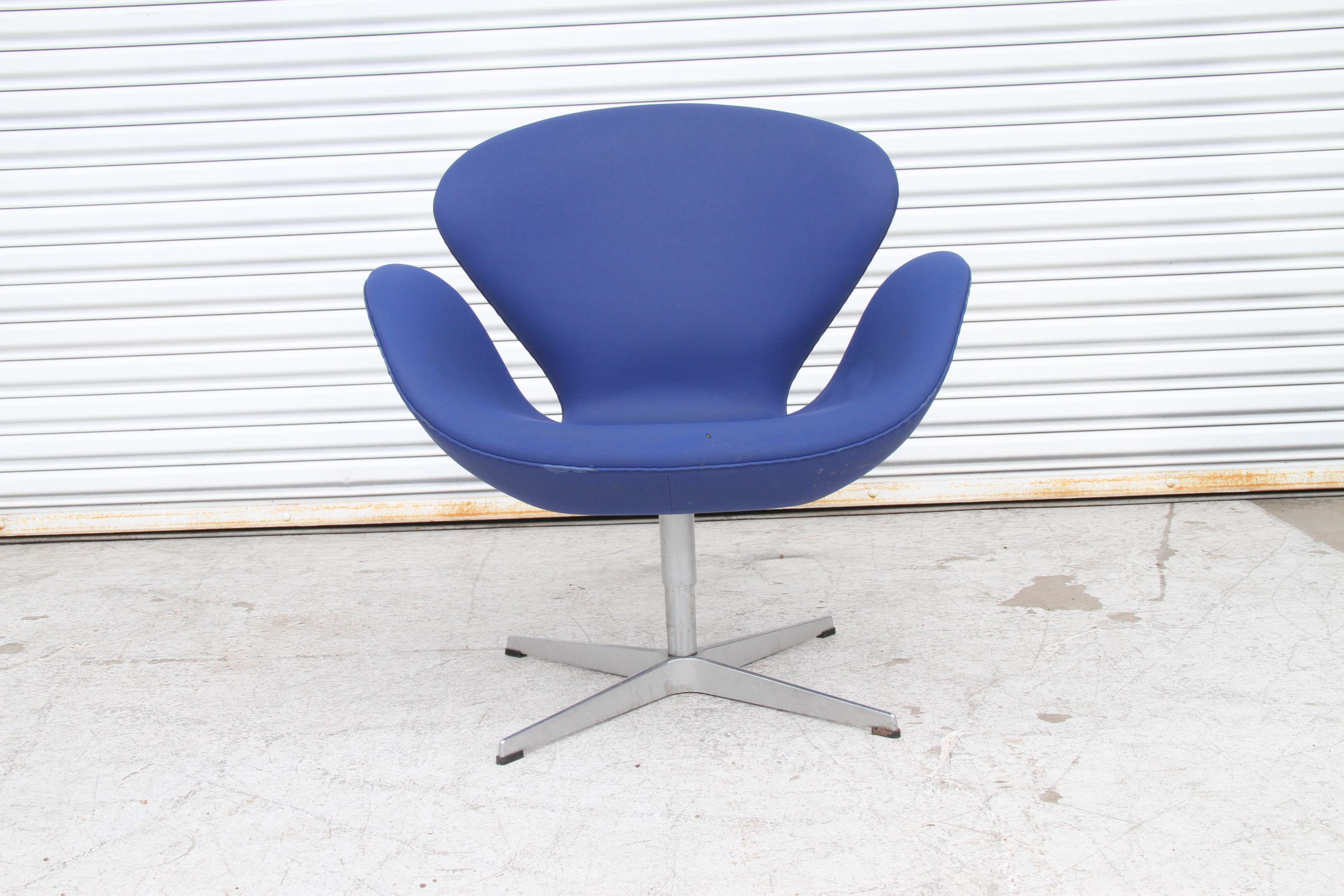 Naugahyde 1 Fritz Hansen  Arne Jacobsen Swan Chair For Sale