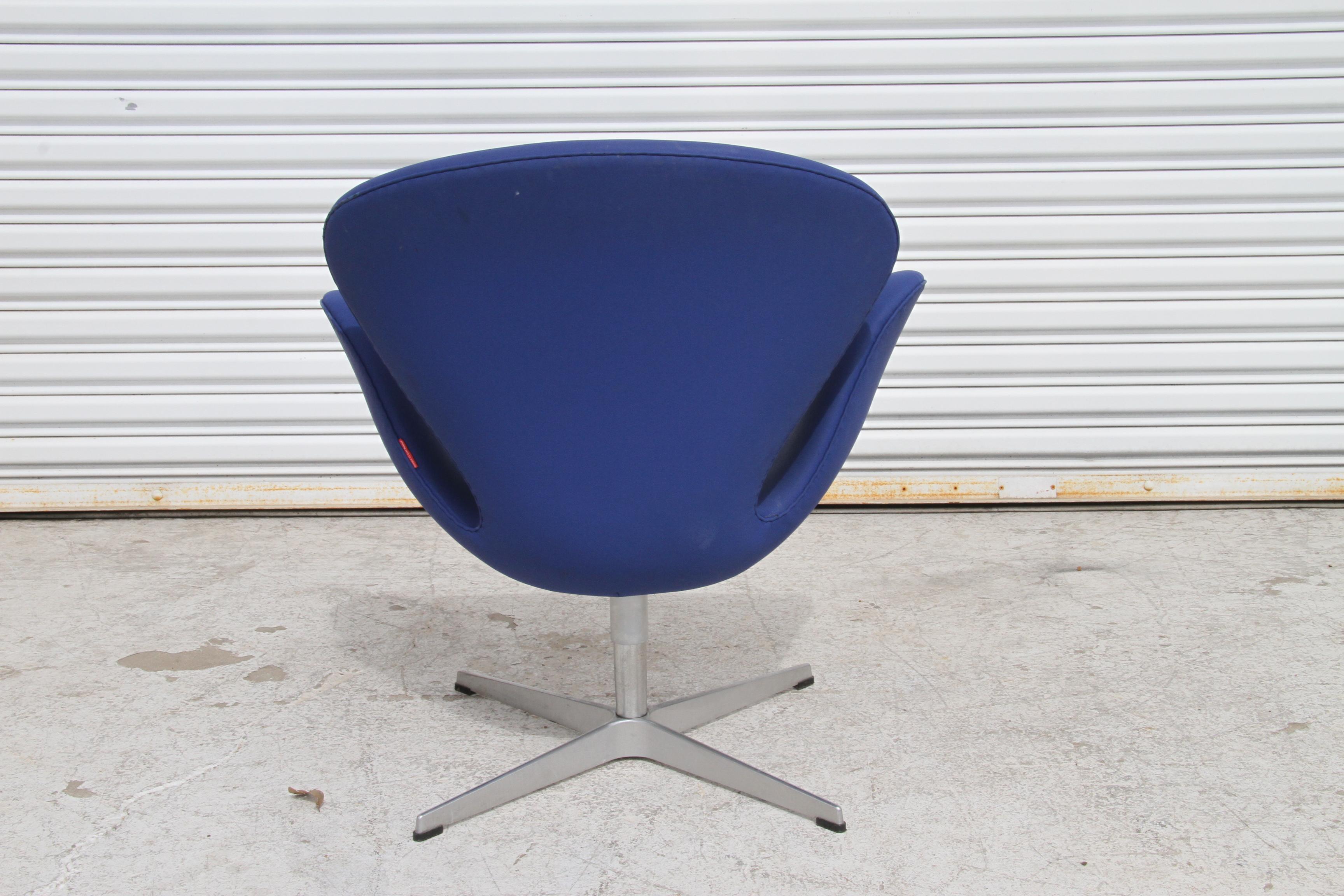 1 Fritz Hansen  Arne Jacobsen Swan Chair For Sale 1