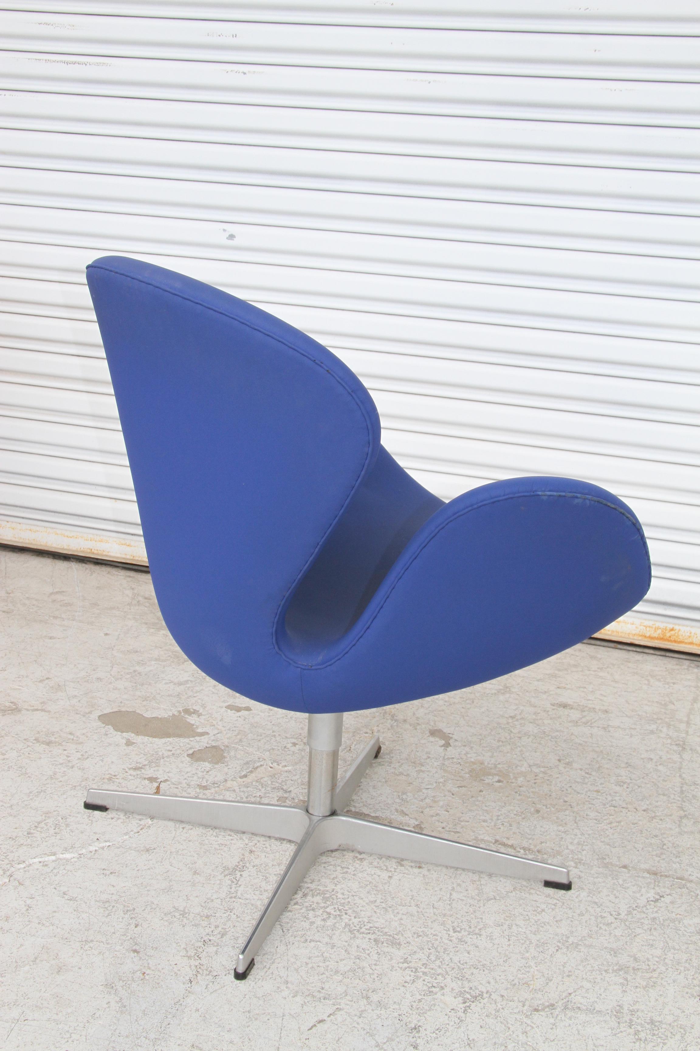 1 Fritz Hansen  Arne Jacobsen Swan Chair For Sale 2